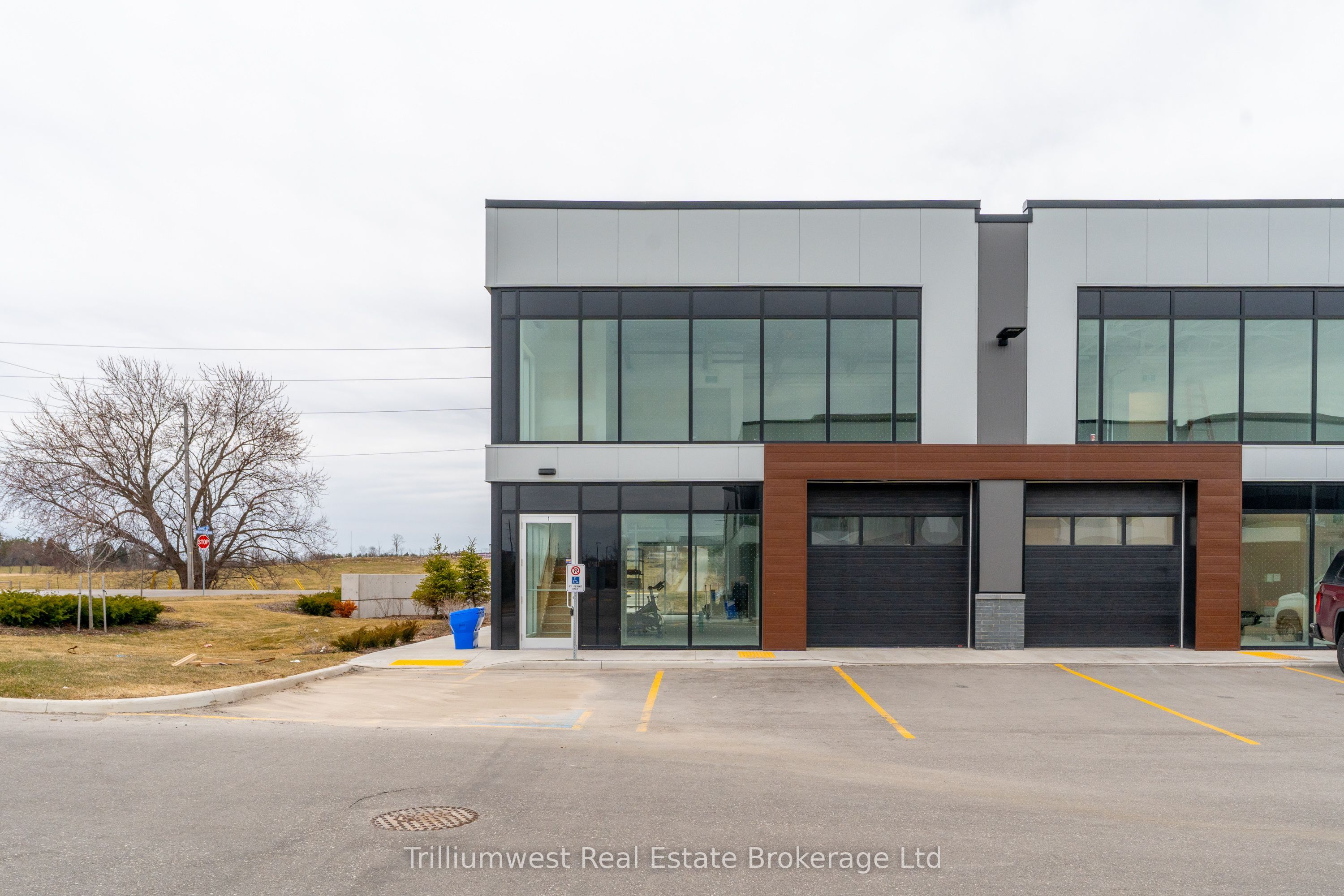 #upper & Lower - 595 Hanlon Creek Boulevard Property Photo 4
