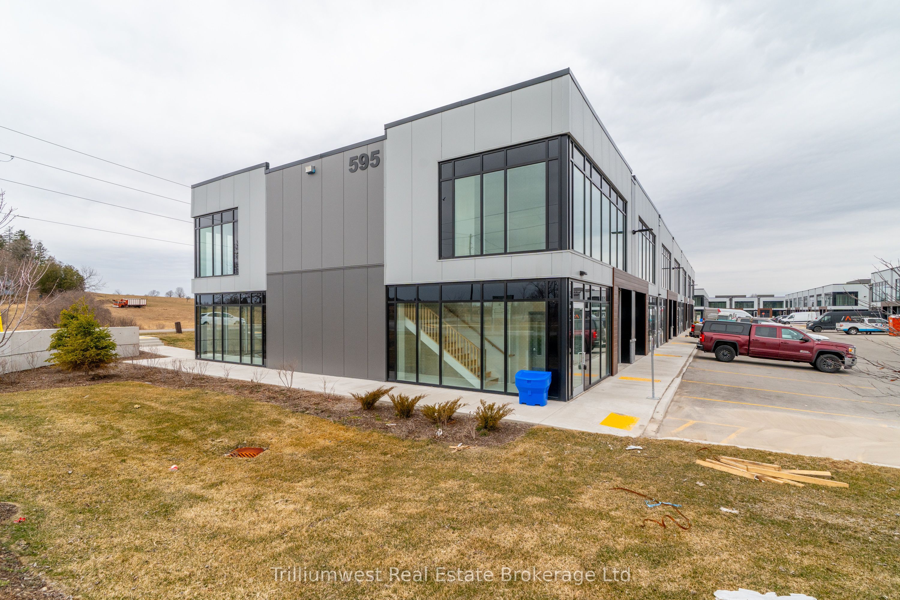 #upper & Lower - 595 Hanlon Creek Boulevard Property Photo 5