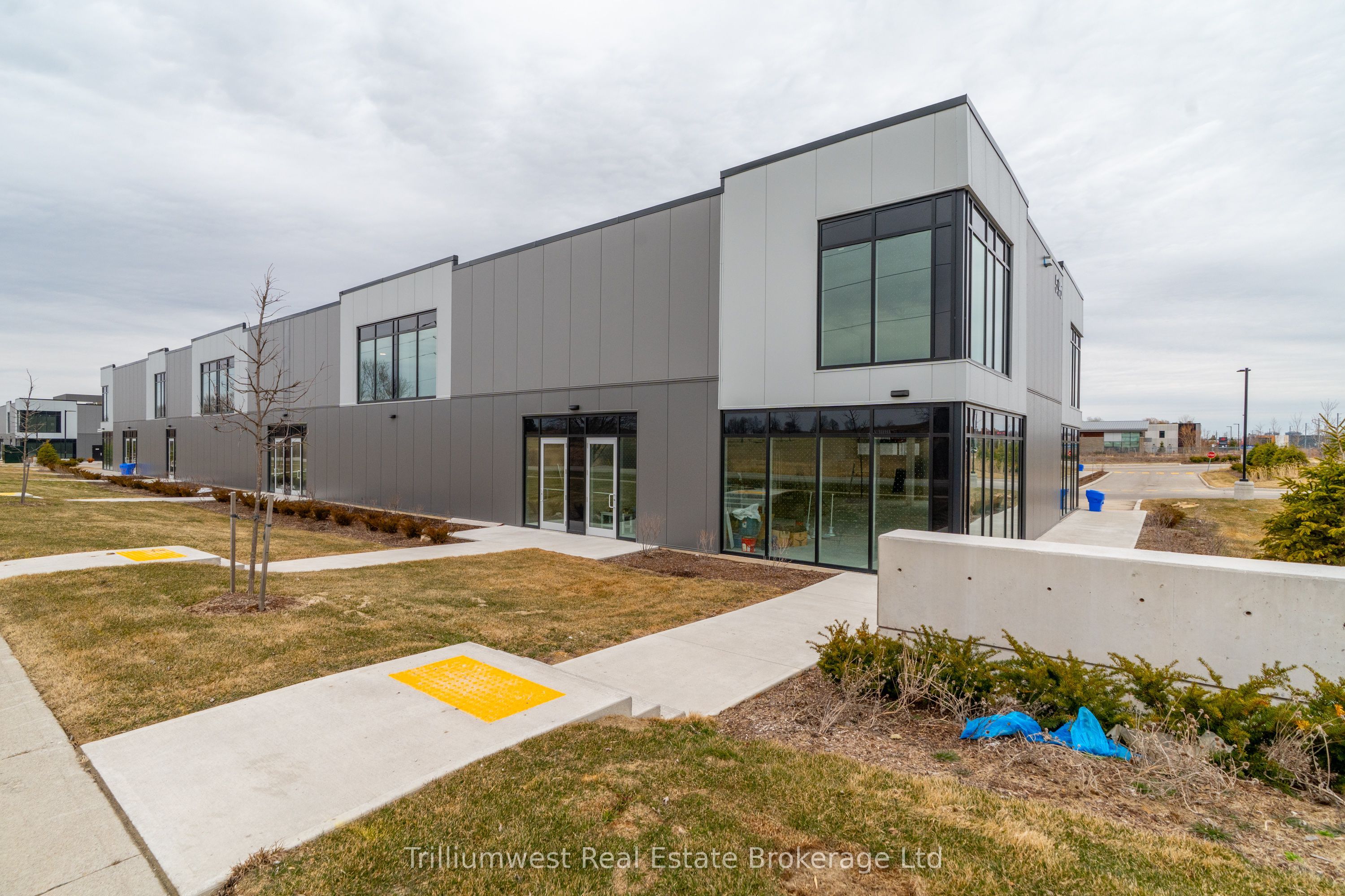 #upper & Lower - 595 Hanlon Creek Boulevard Property Photo 7