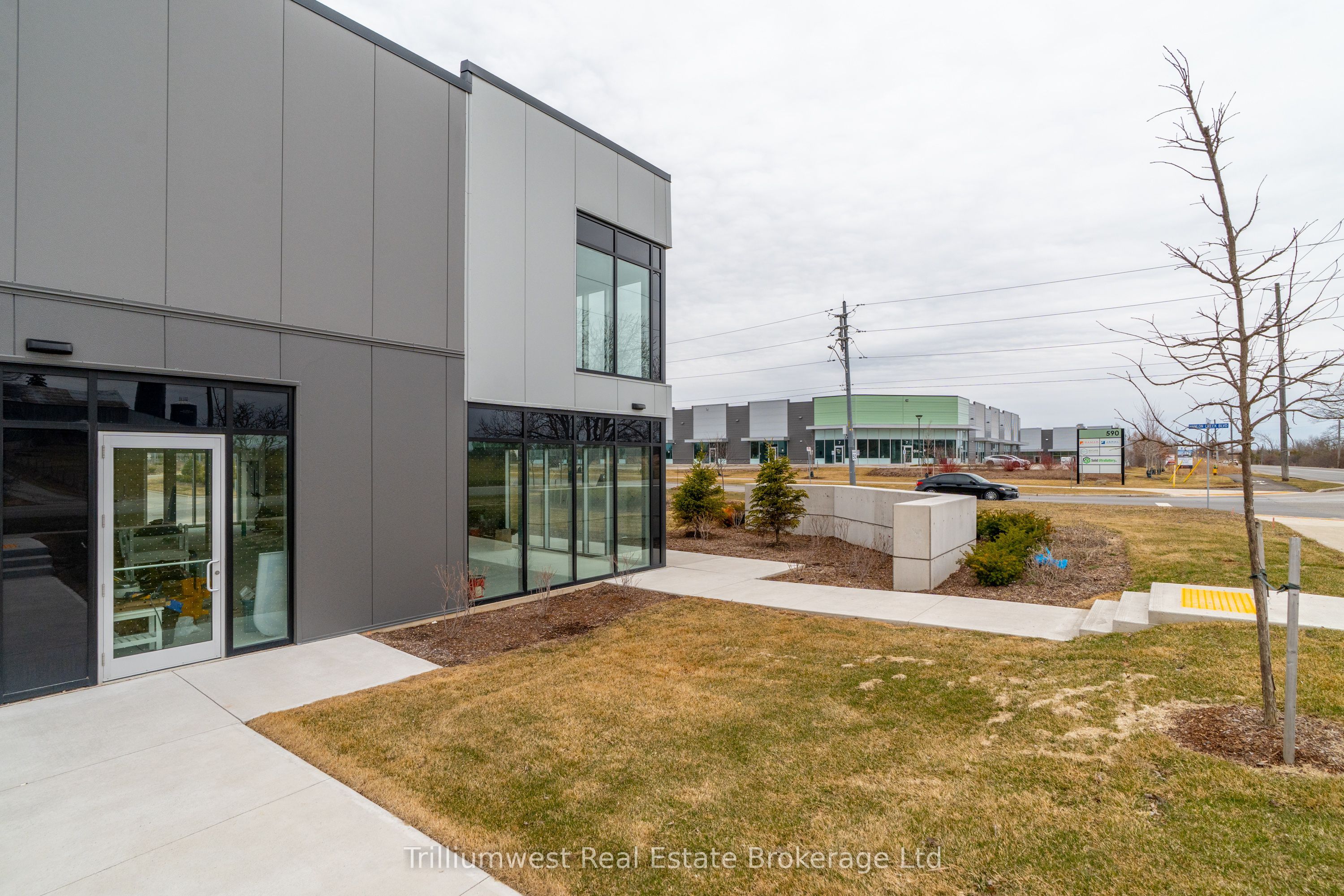 #upper & Lower - 595 Hanlon Creek Boulevard Property Photo 8