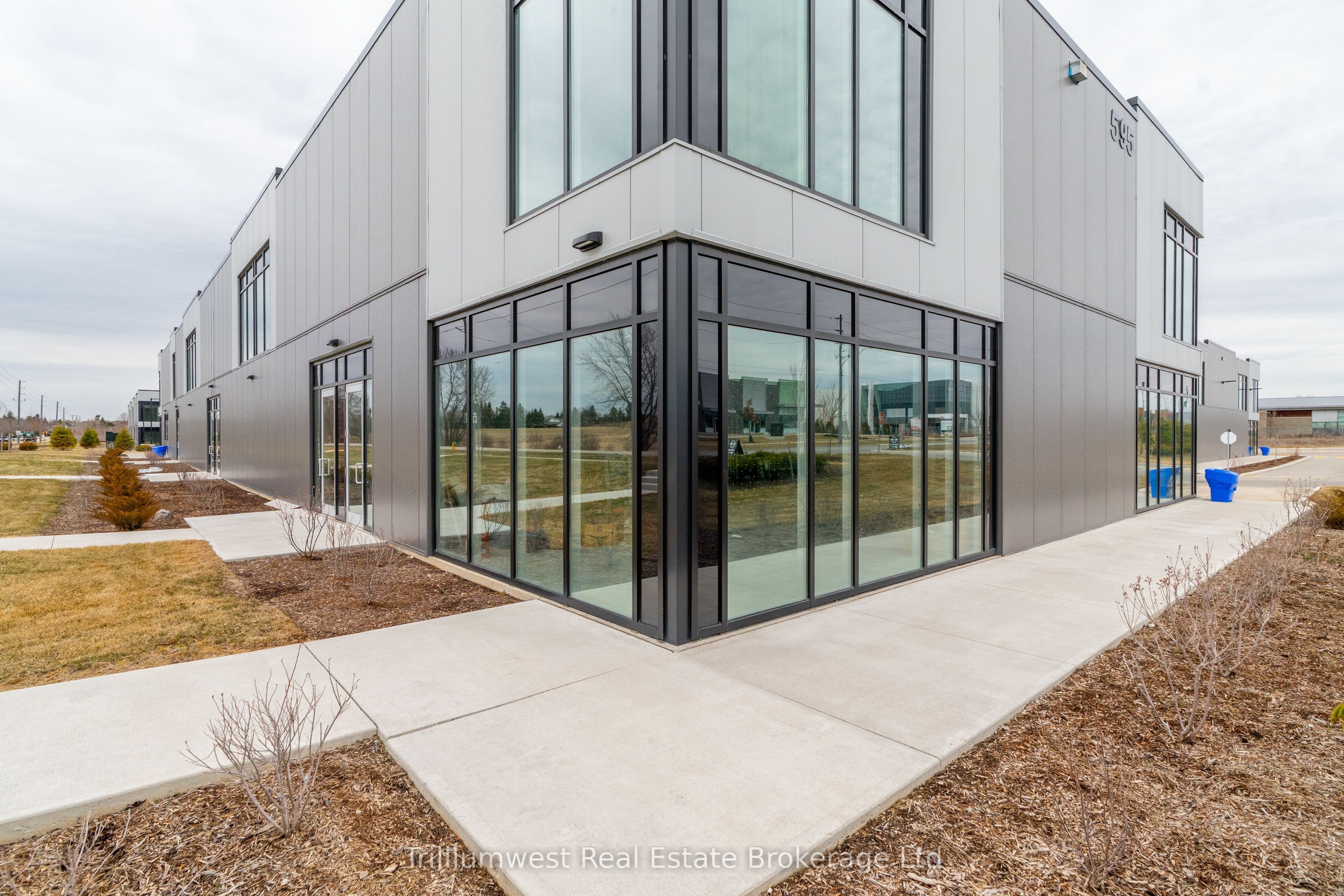 #upper & Lower - 595 Hanlon Creek Boulevard Property Photo 9
