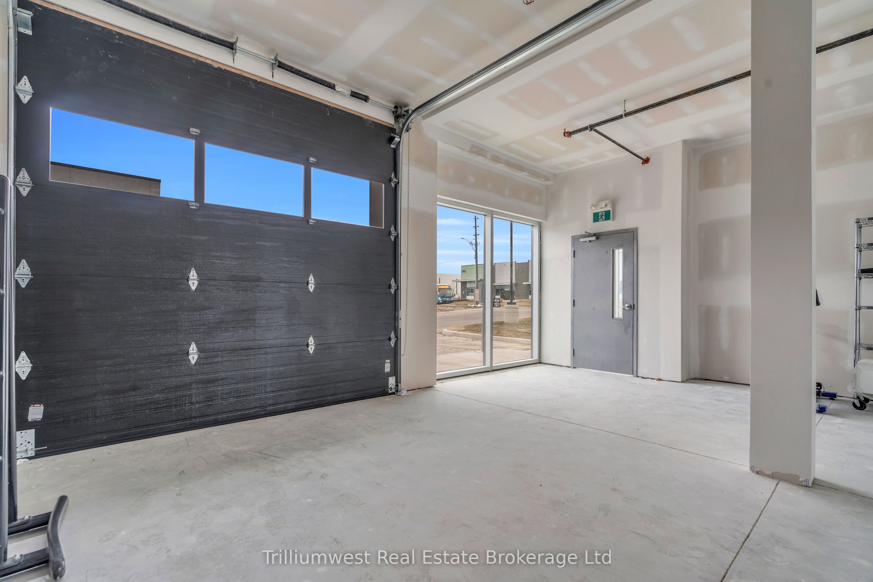 #upper & Lower - 595 Hanlon Creek Boulevard Property Photo 10