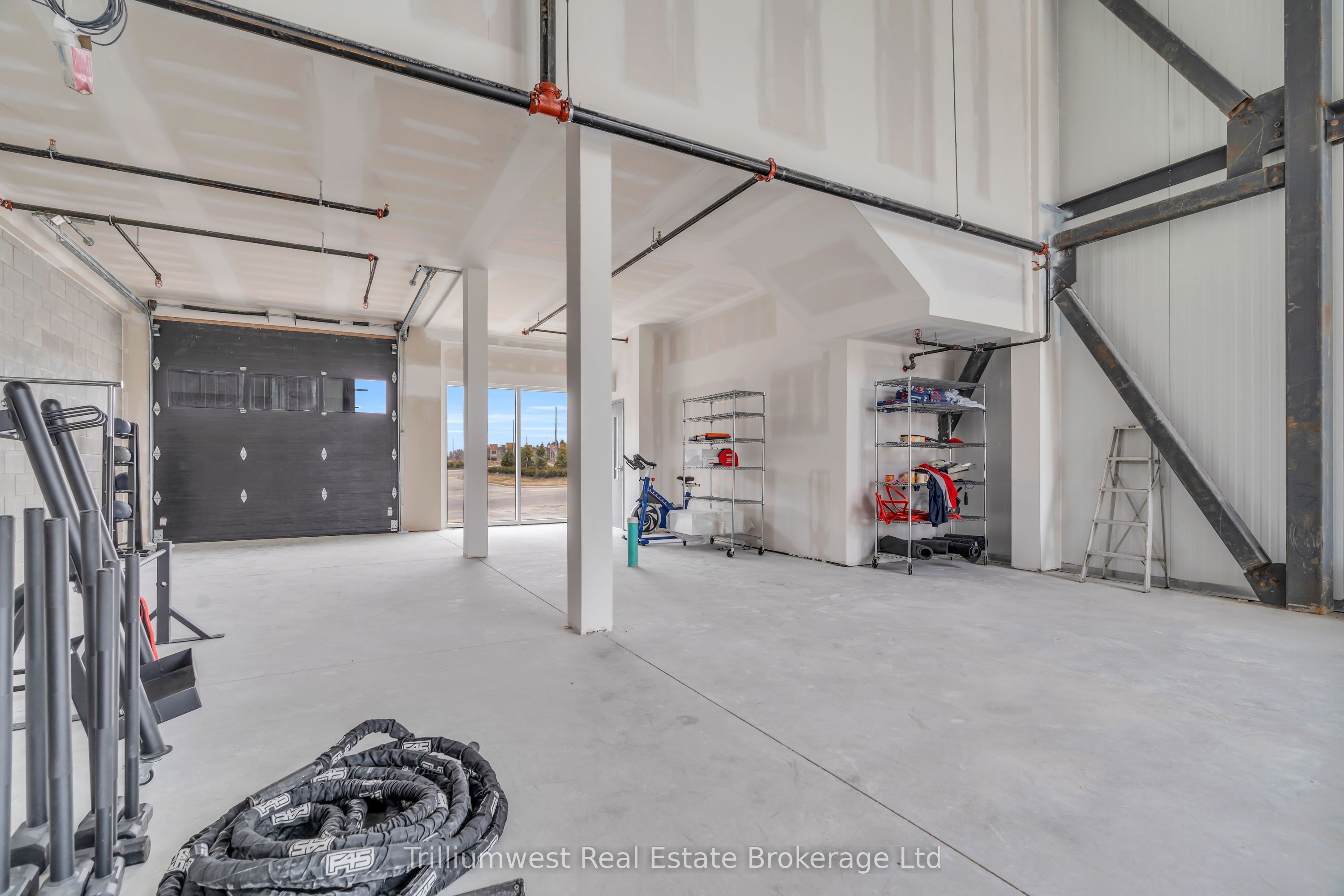 #upper & Lower - 595 Hanlon Creek Boulevard Property Photo 18