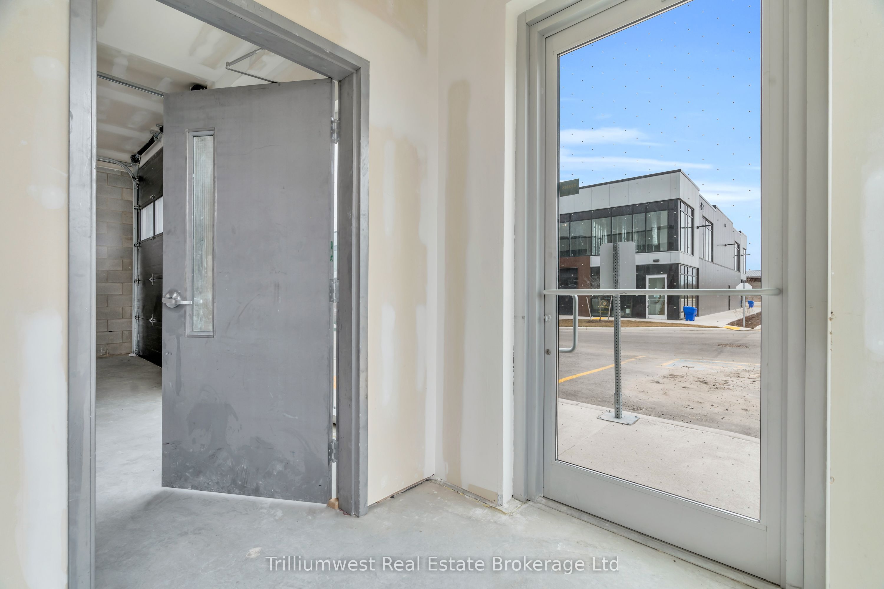 #upper & Lower - 595 Hanlon Creek Boulevard Property Photo 22