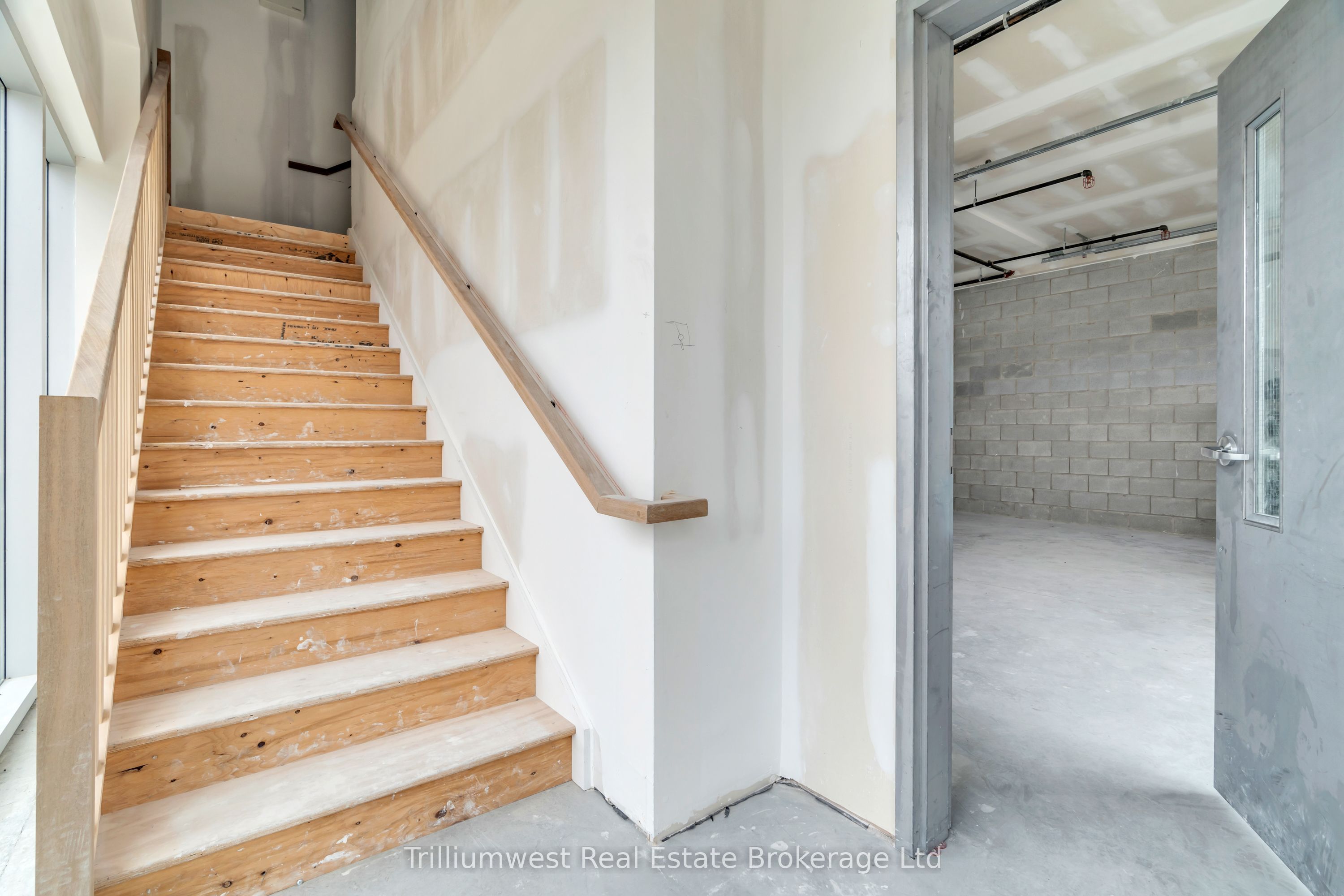 #upper & Lower - 595 Hanlon Creek Boulevard Property Photo 23