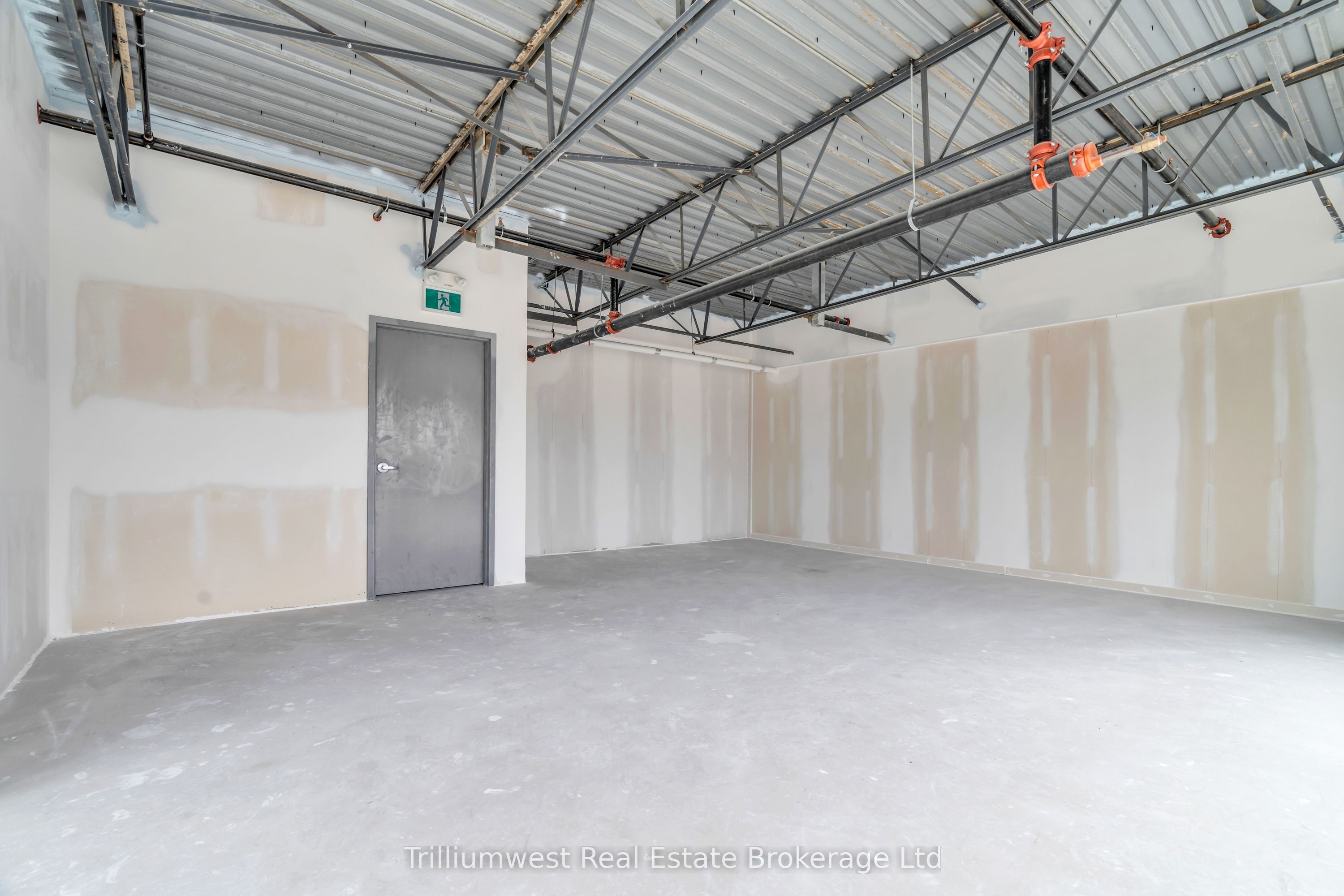 #upper & Lower - 595 Hanlon Creek Boulevard Property Photo 24