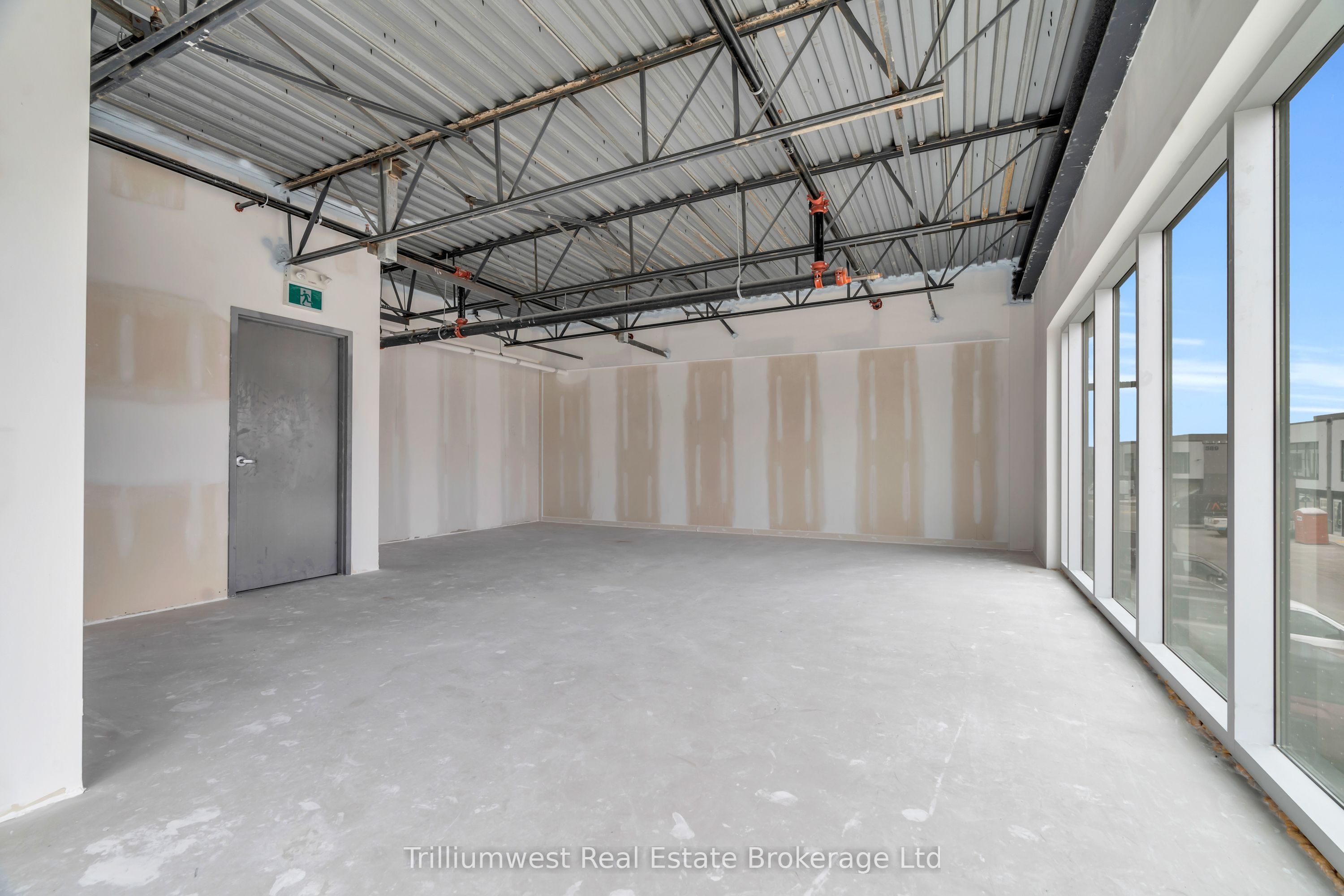 #upper & Lower - 595 Hanlon Creek Boulevard Property Photo 30