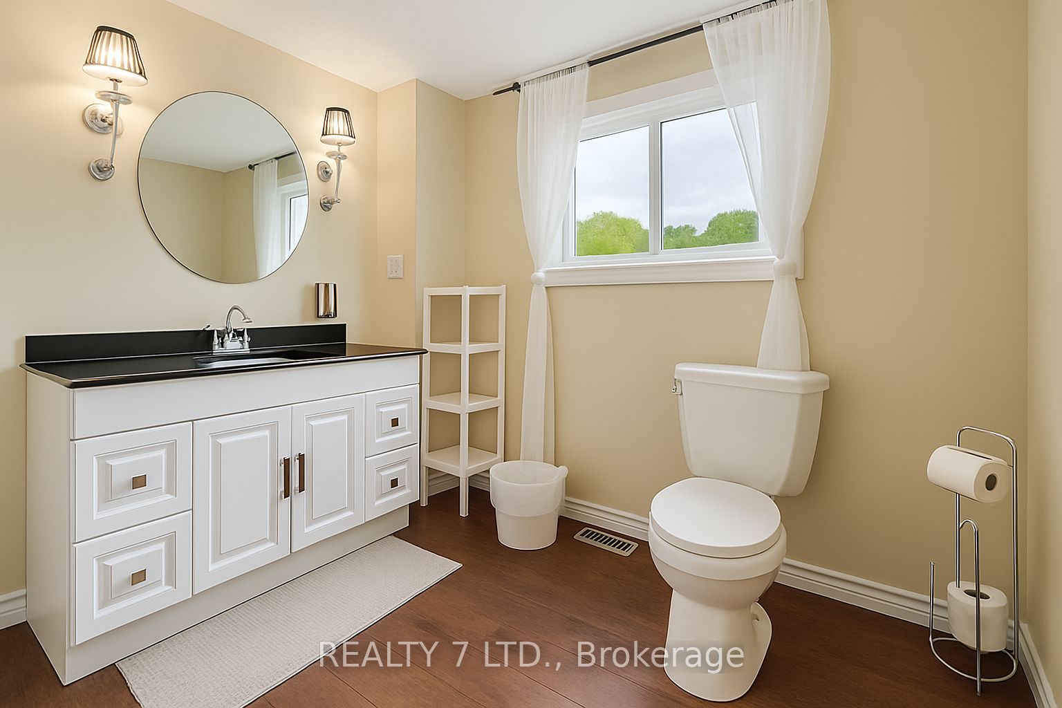 22 Lawrence Street N Property Photo 6