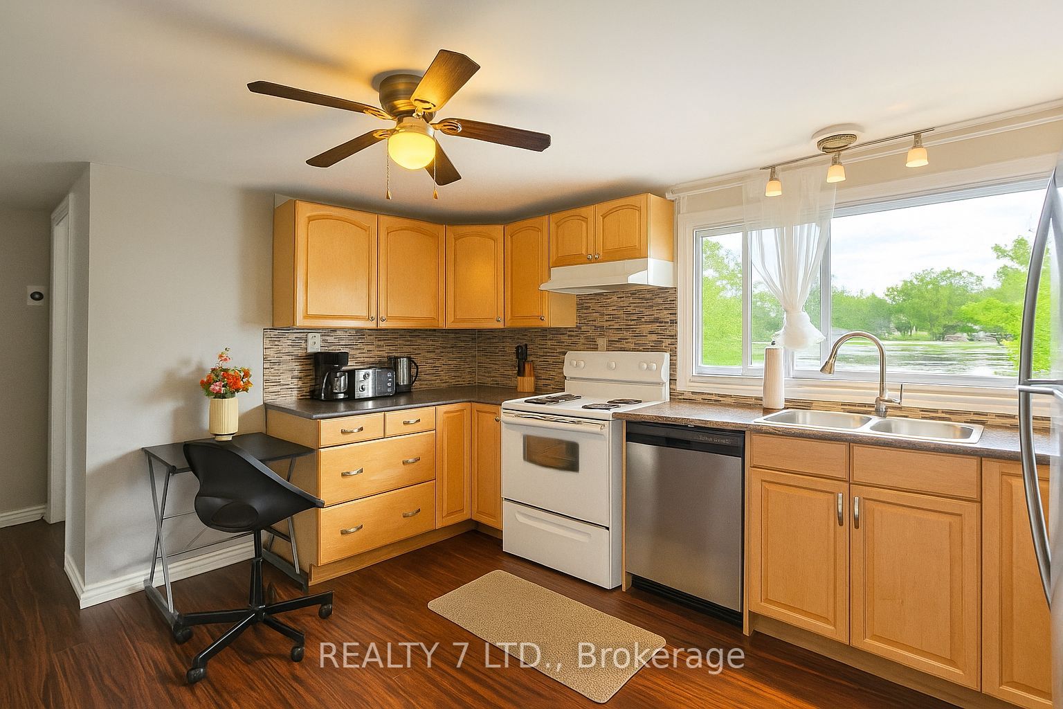 22 Lawrence Street N Property Photo 12