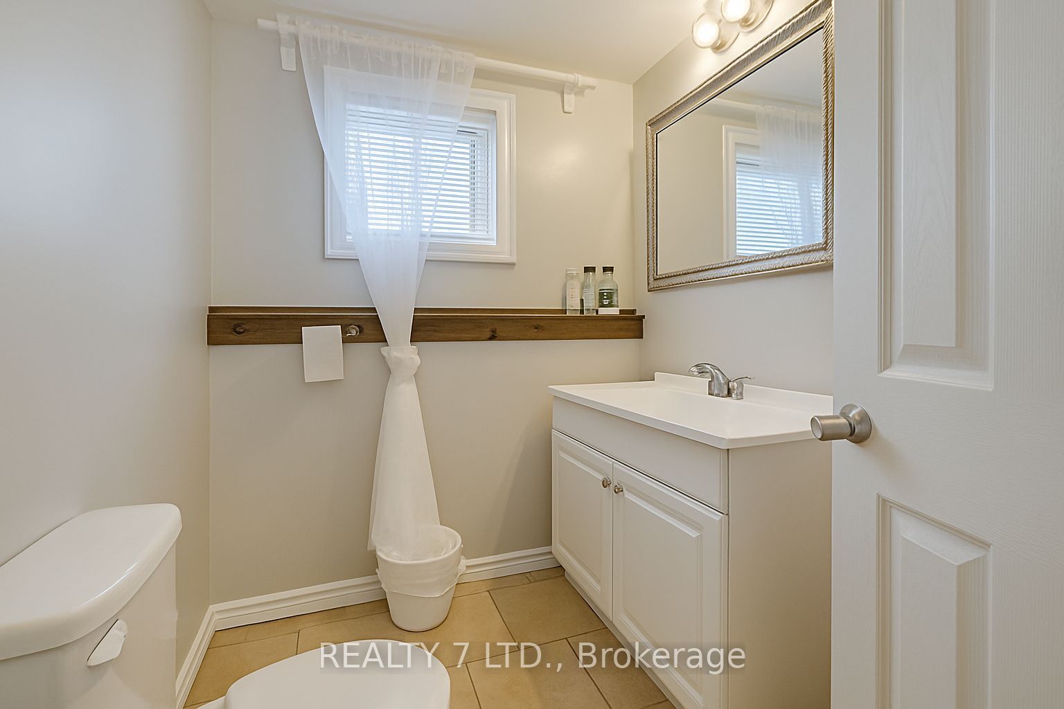 22 Lawrence Street N Property Photo 41