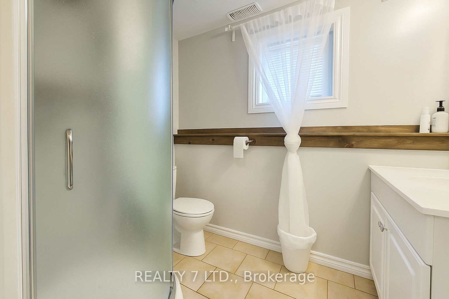 22 Lawrence Street N Property Photo 42