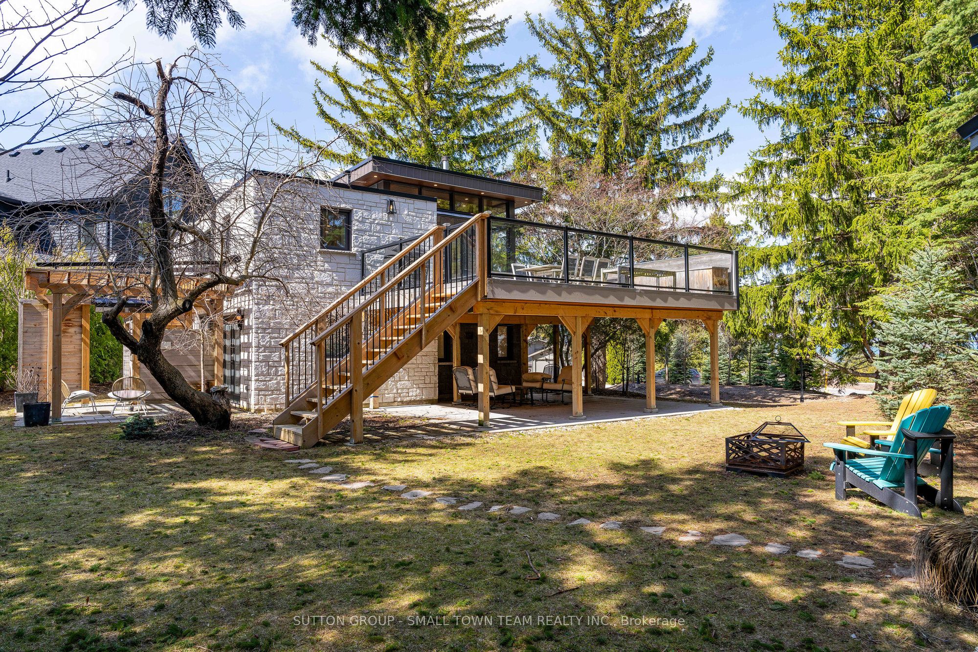114 Lakeshore Road W Property Photo 1