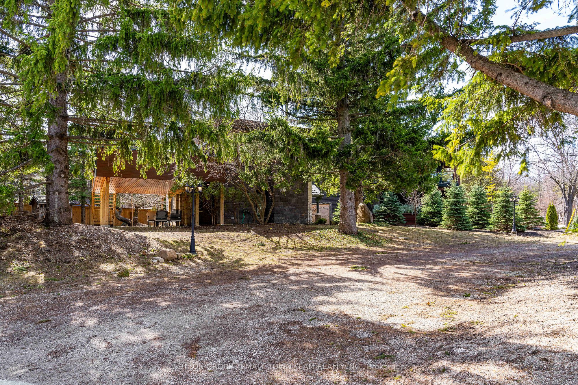 114 Lakeshore Road W Property Photo 2