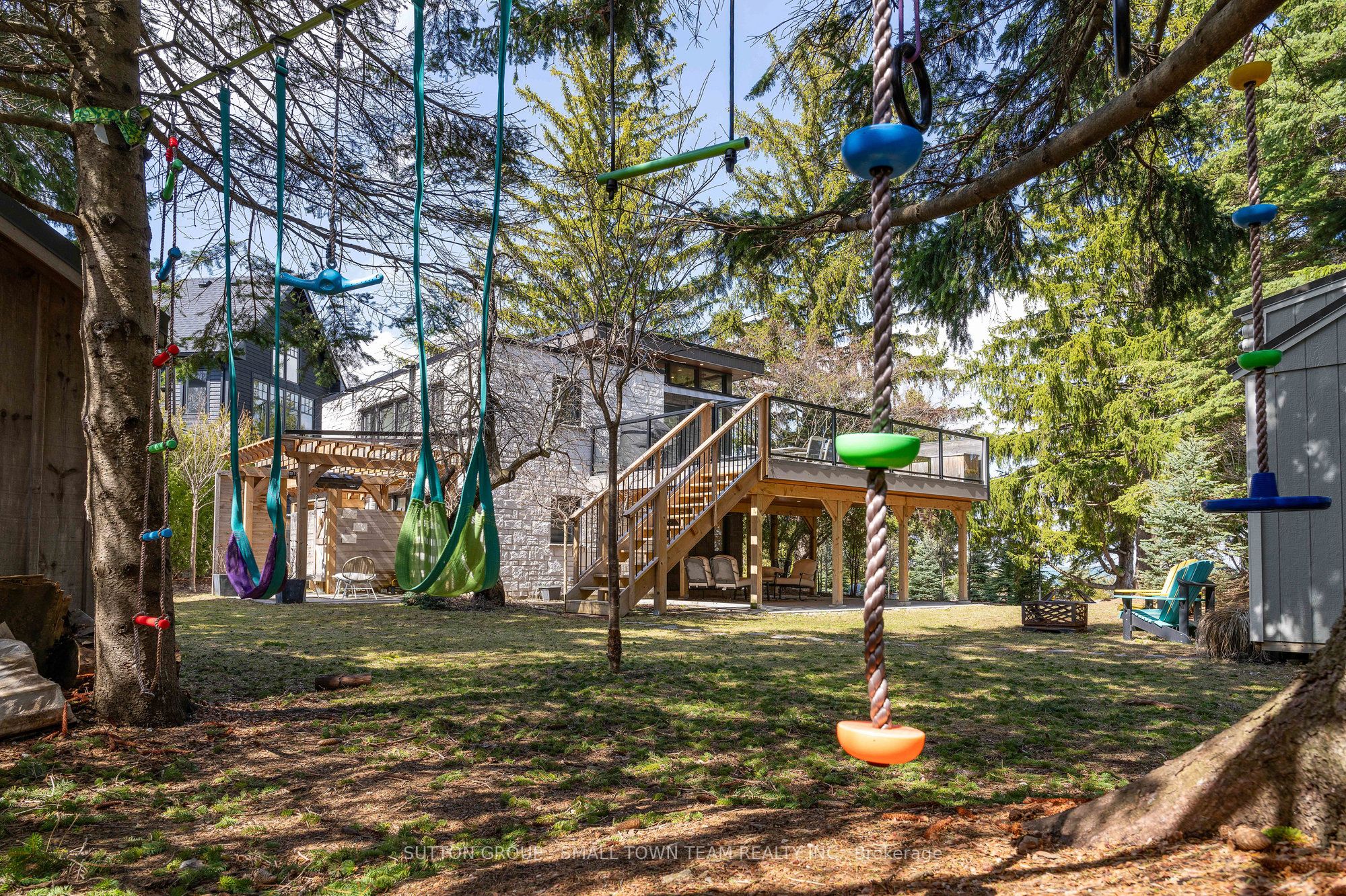 114 Lakeshore Road W Property Photo 6