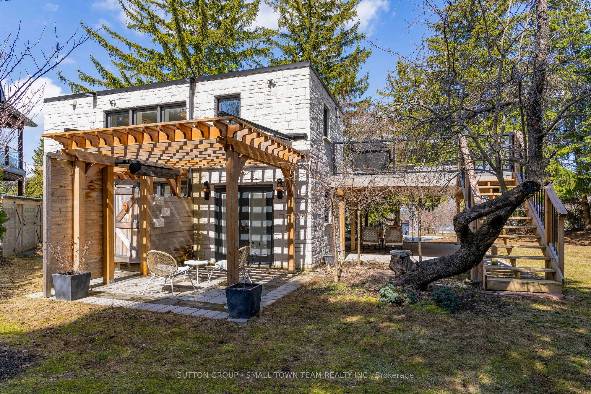 114 Lakeshore Road W Property Photo 11