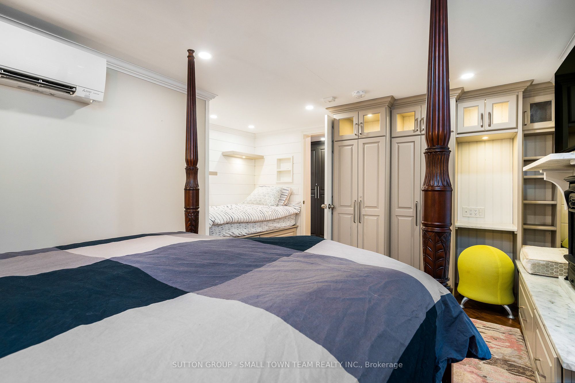 114 Lakeshore Road W Property Photo 30