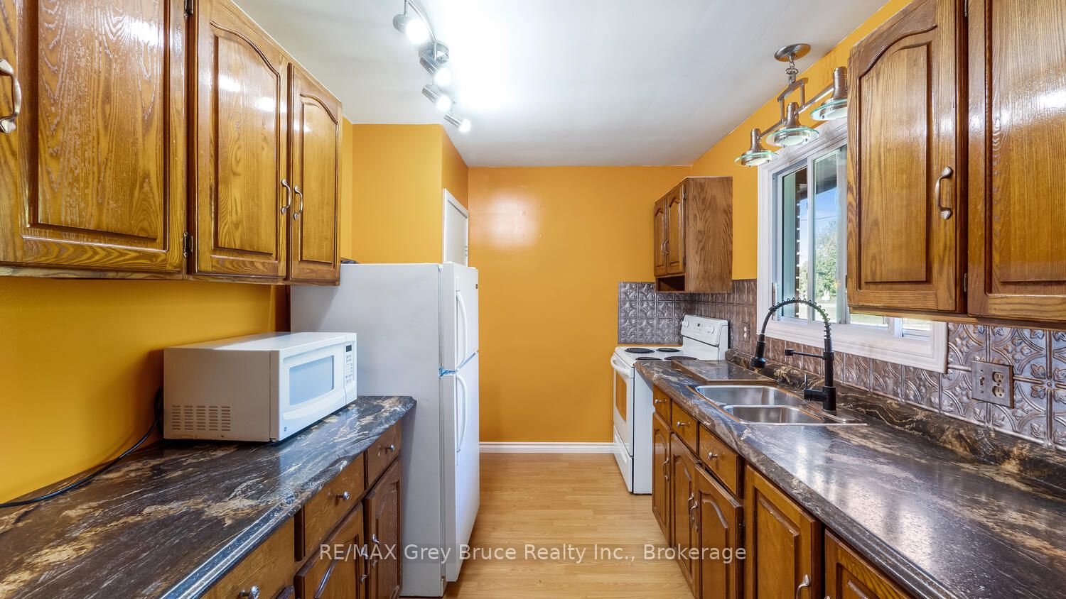 31755 Highway 6 And 10 Highway Property Photo 40