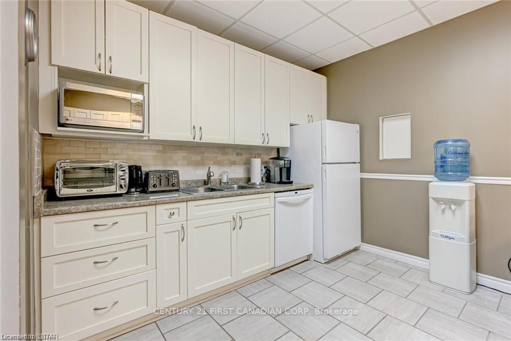 1785 Wonderland Road Property Photo 12