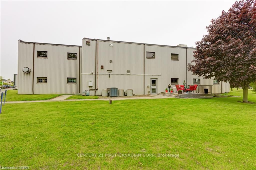 1785 Wonderland Road Property Photo 34