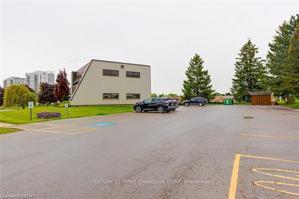 1785 Wonderland Road Property Photo 35