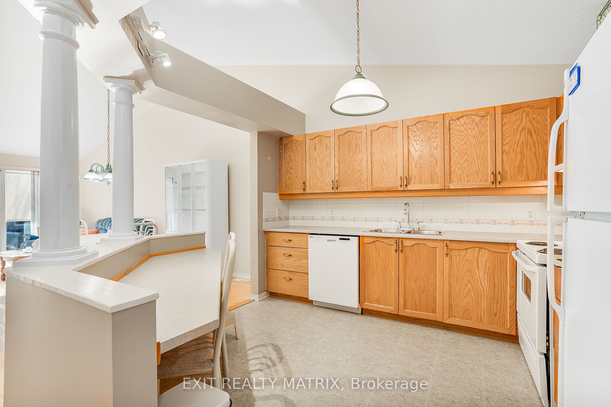 1241 Foxborough Private - Property Photo 8