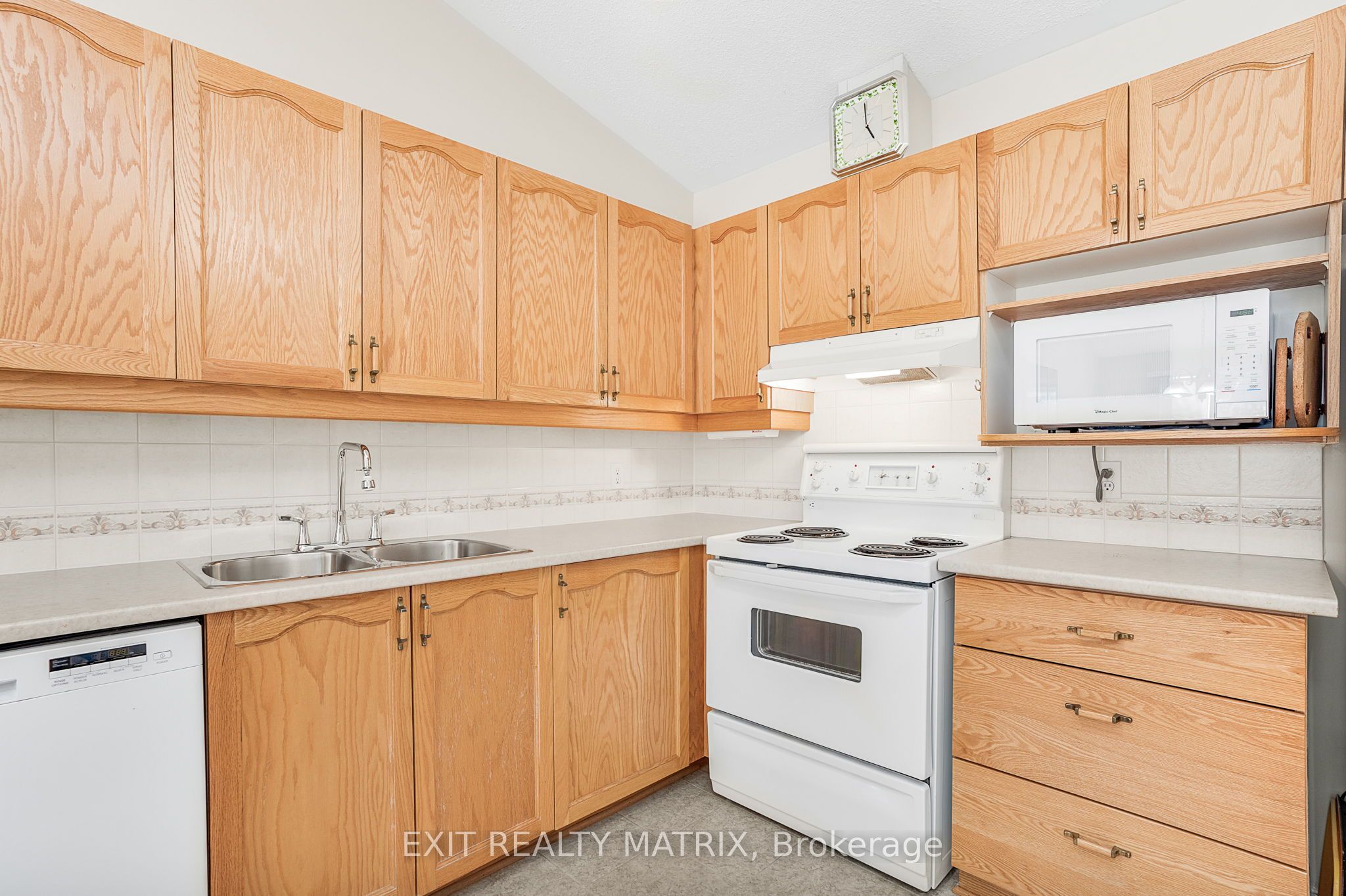 1241 Foxborough Private - Property Photo 11