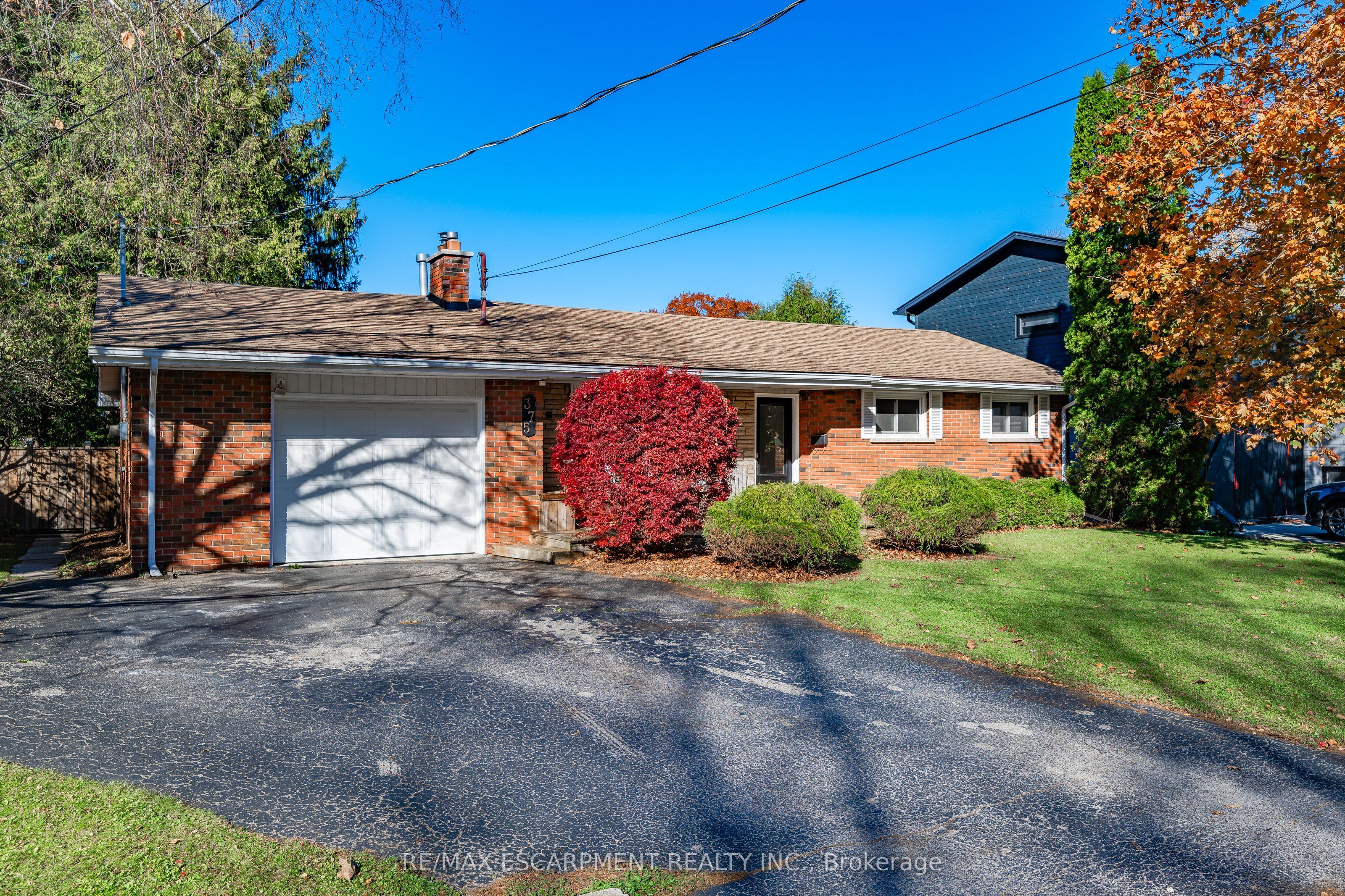 375 Clarendon Drive Property Photo 3