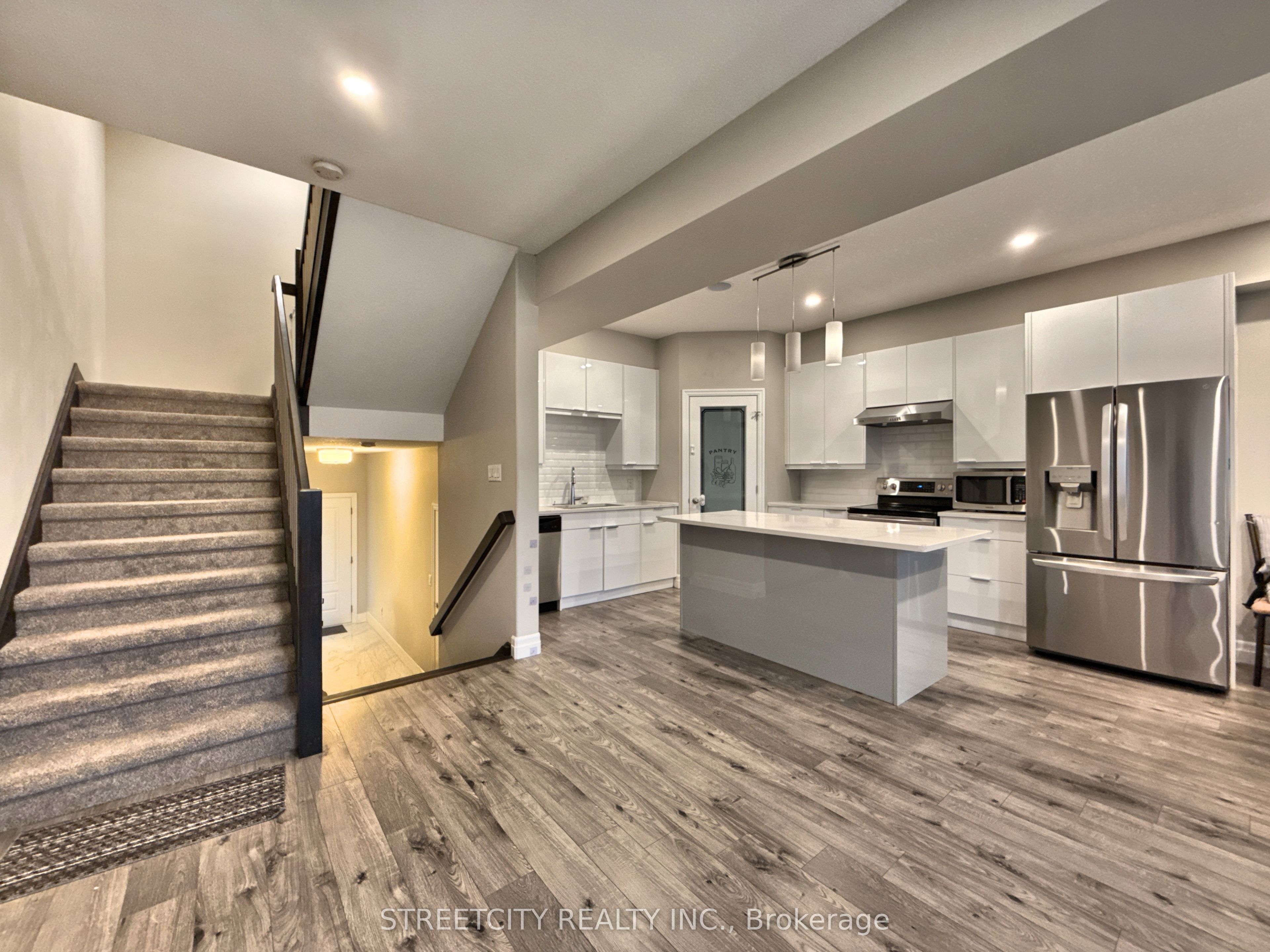 #835 - 811 Sarnia Road Property Photo 4
