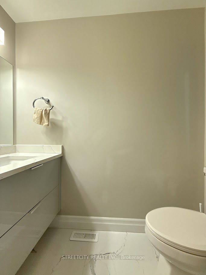 #835 - 811 Sarnia Road Property Photo 22