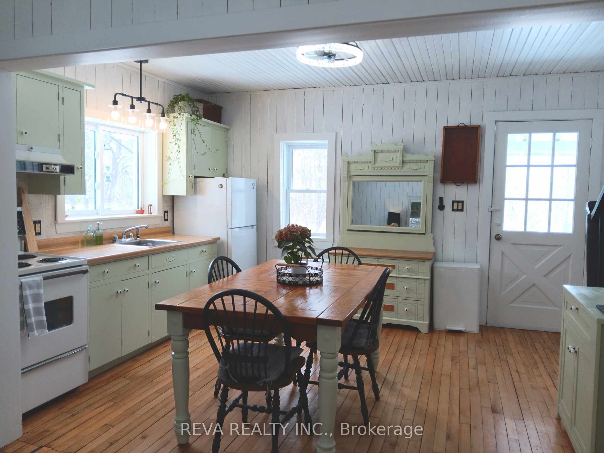 1476 Hillsview Road Property Photo 3