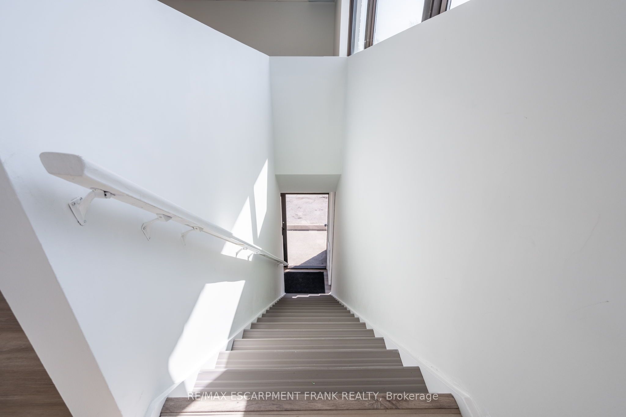 #2nd Floor - 237 Parkdale Avenue Property Photo 8
