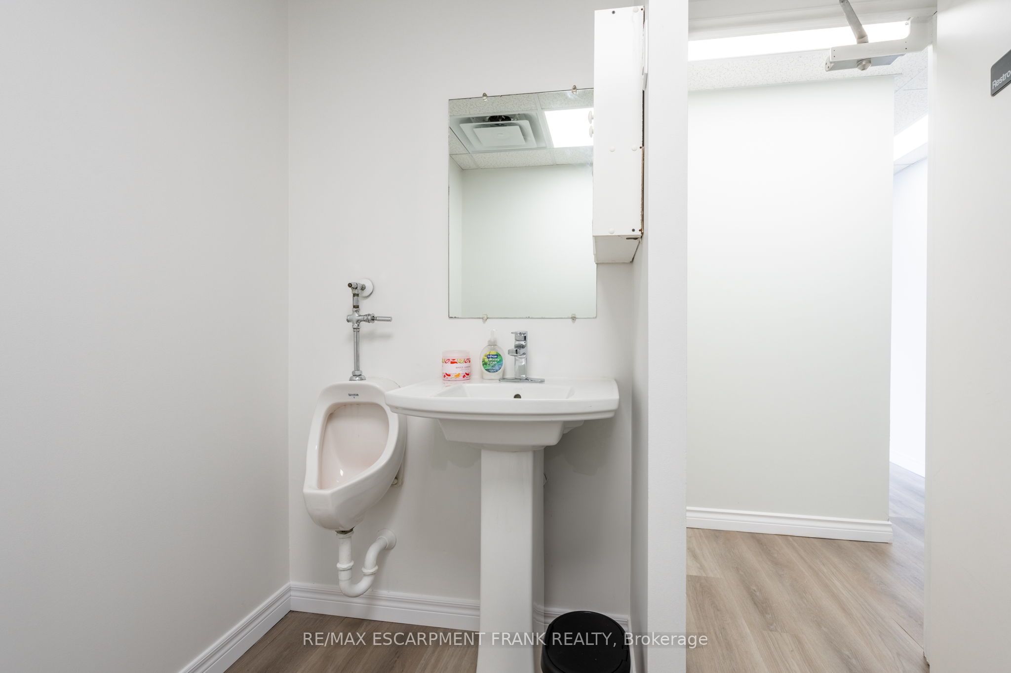 #2nd Floor - 237 Parkdale Avenue Property Photo 21