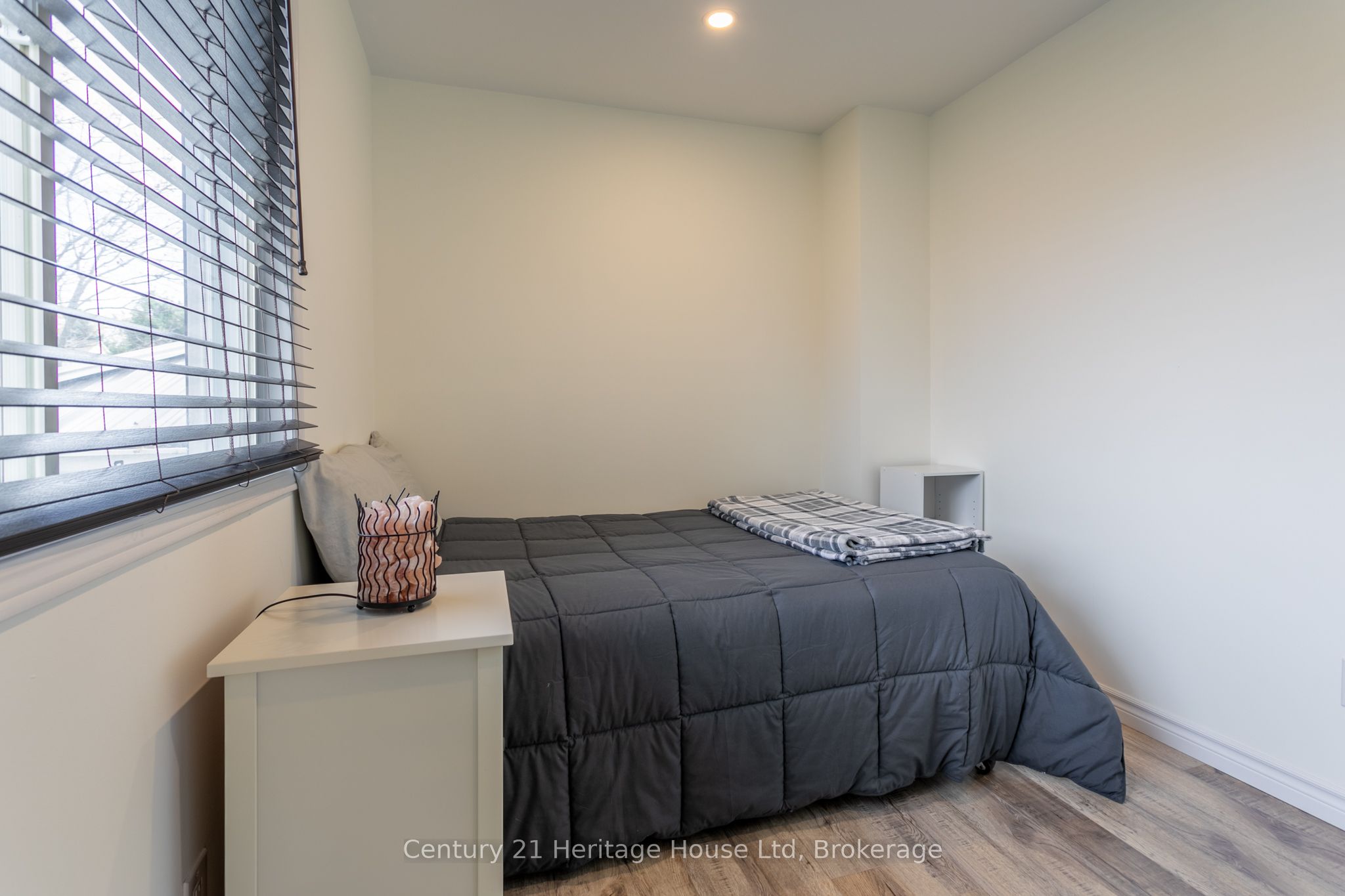 28 Anderson St Property Photo 8