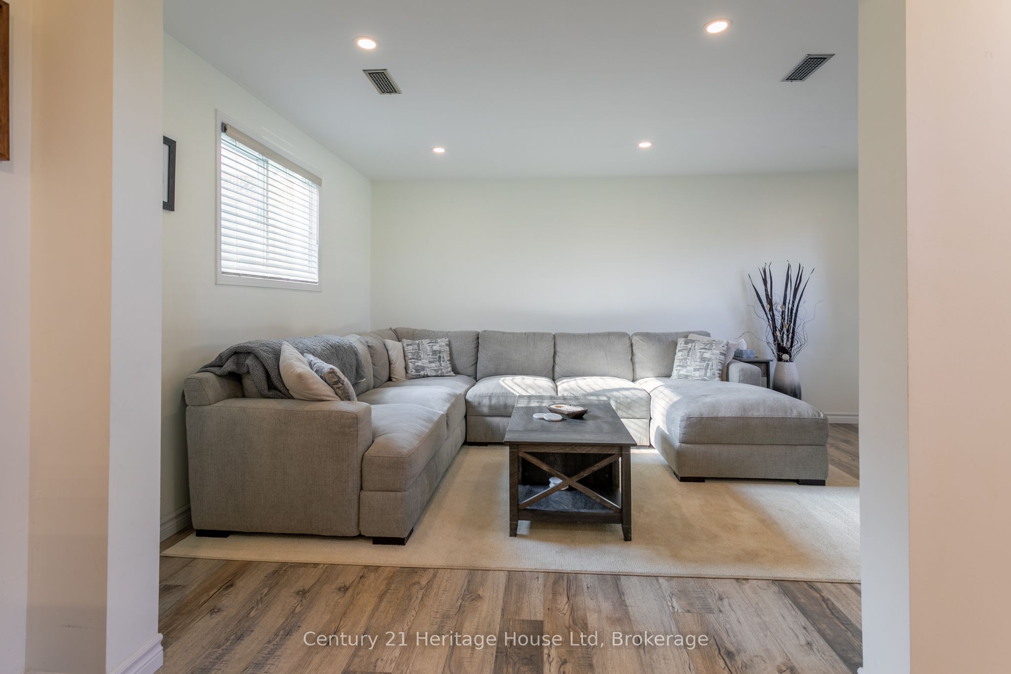 28 Anderson St Property Photo 16