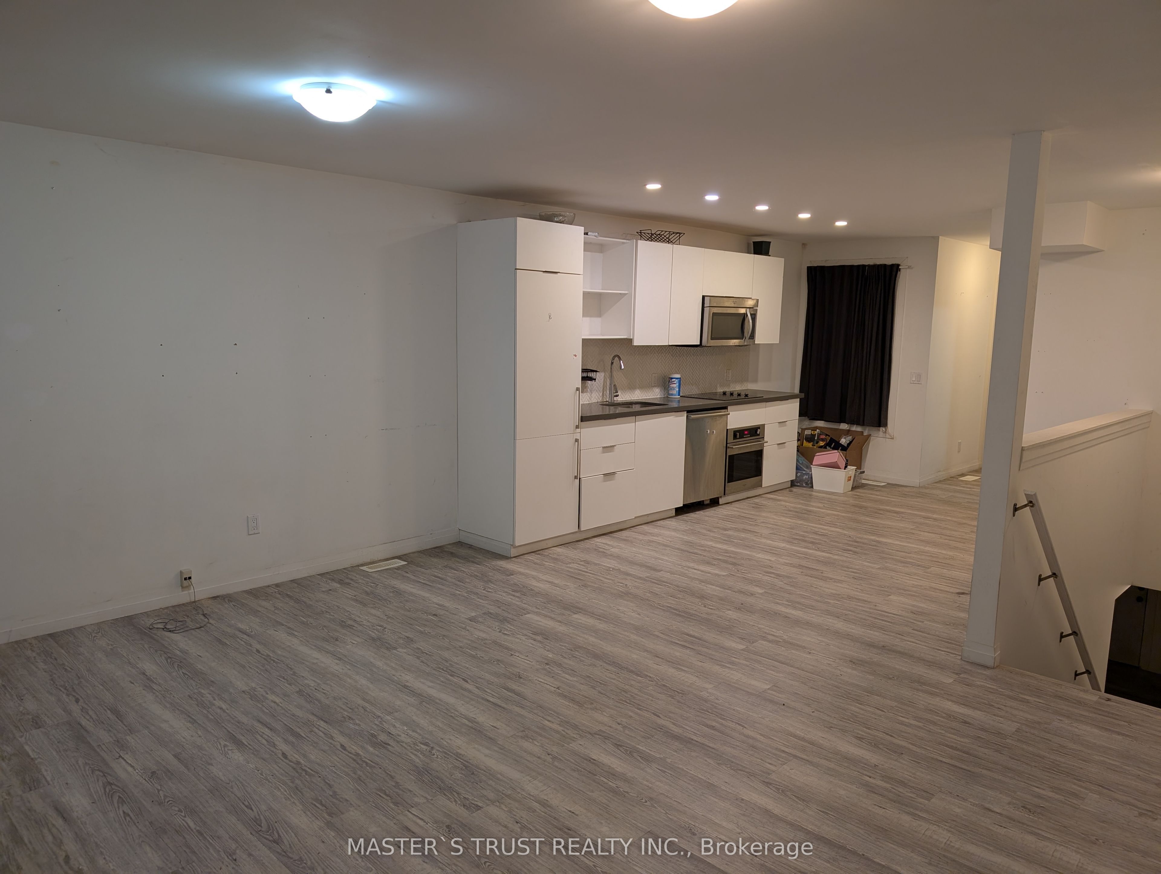 358 John Street N Property Photo 2