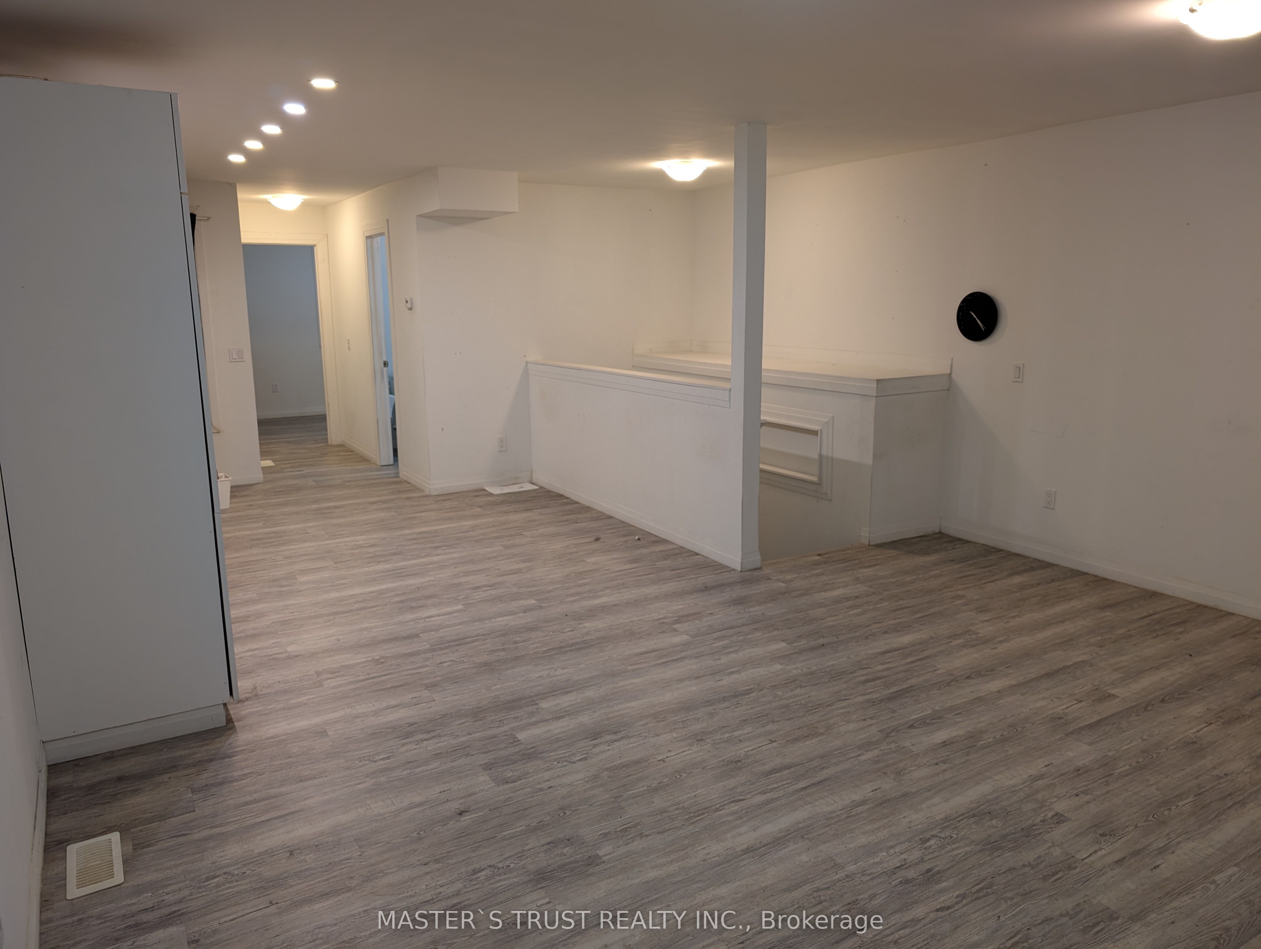 358 John Street N Property Photo 3
