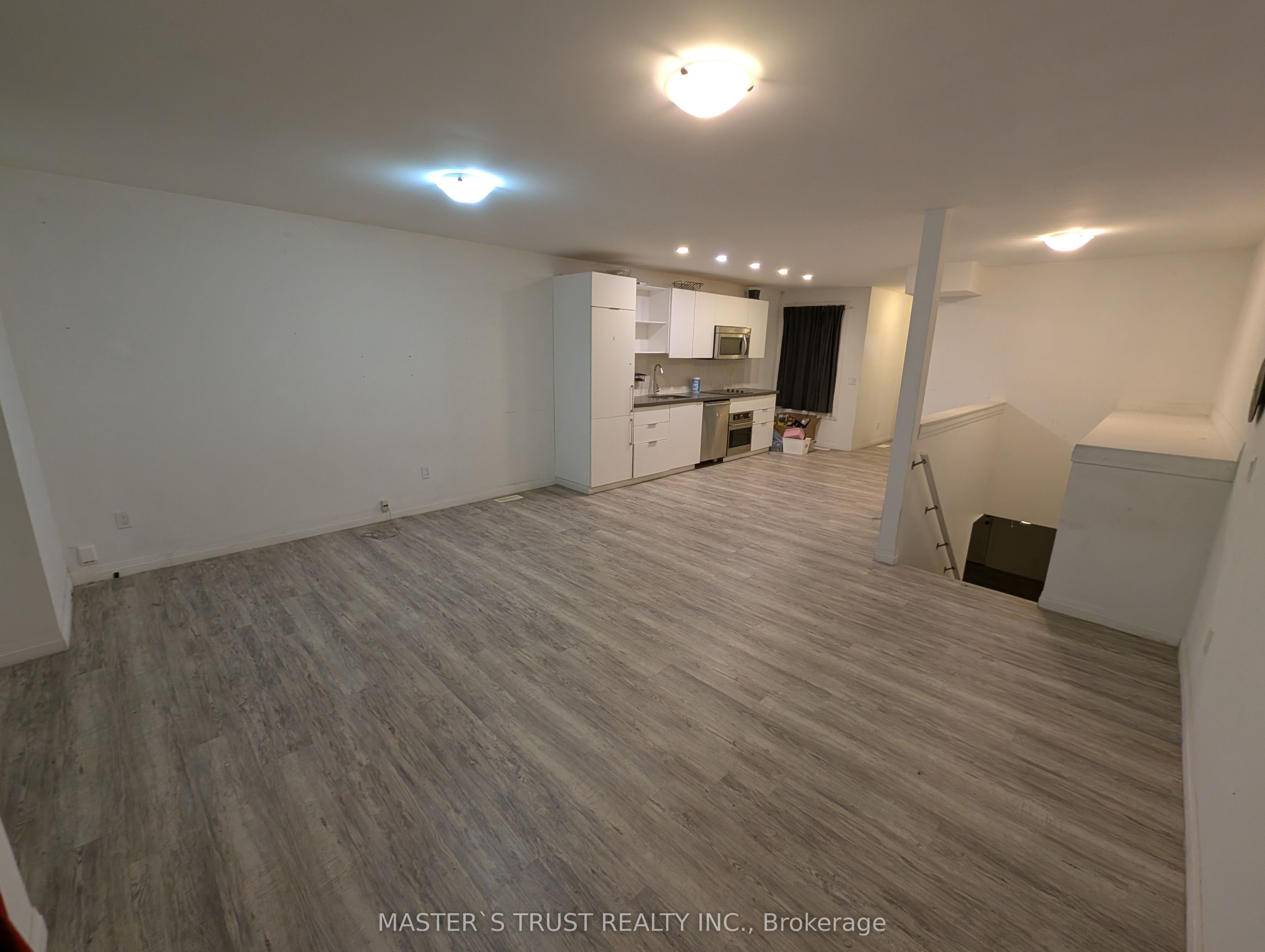 358 John Street N Property Photo 7