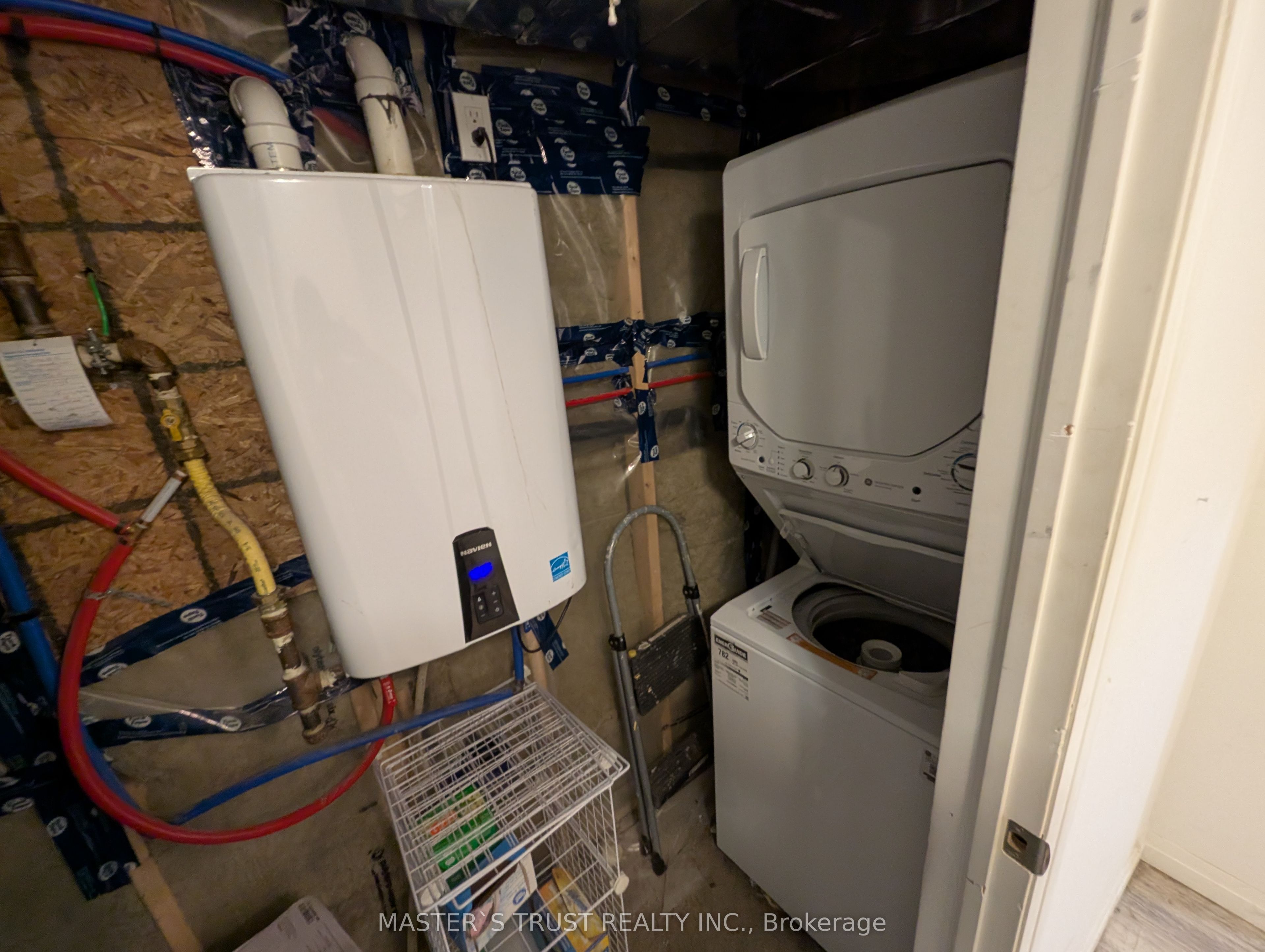 358 John Street N Property Photo 11