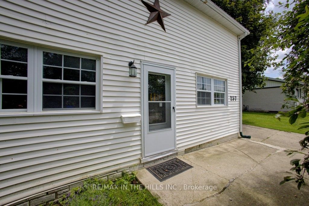 257 Elgin Street S Property Photo 5
