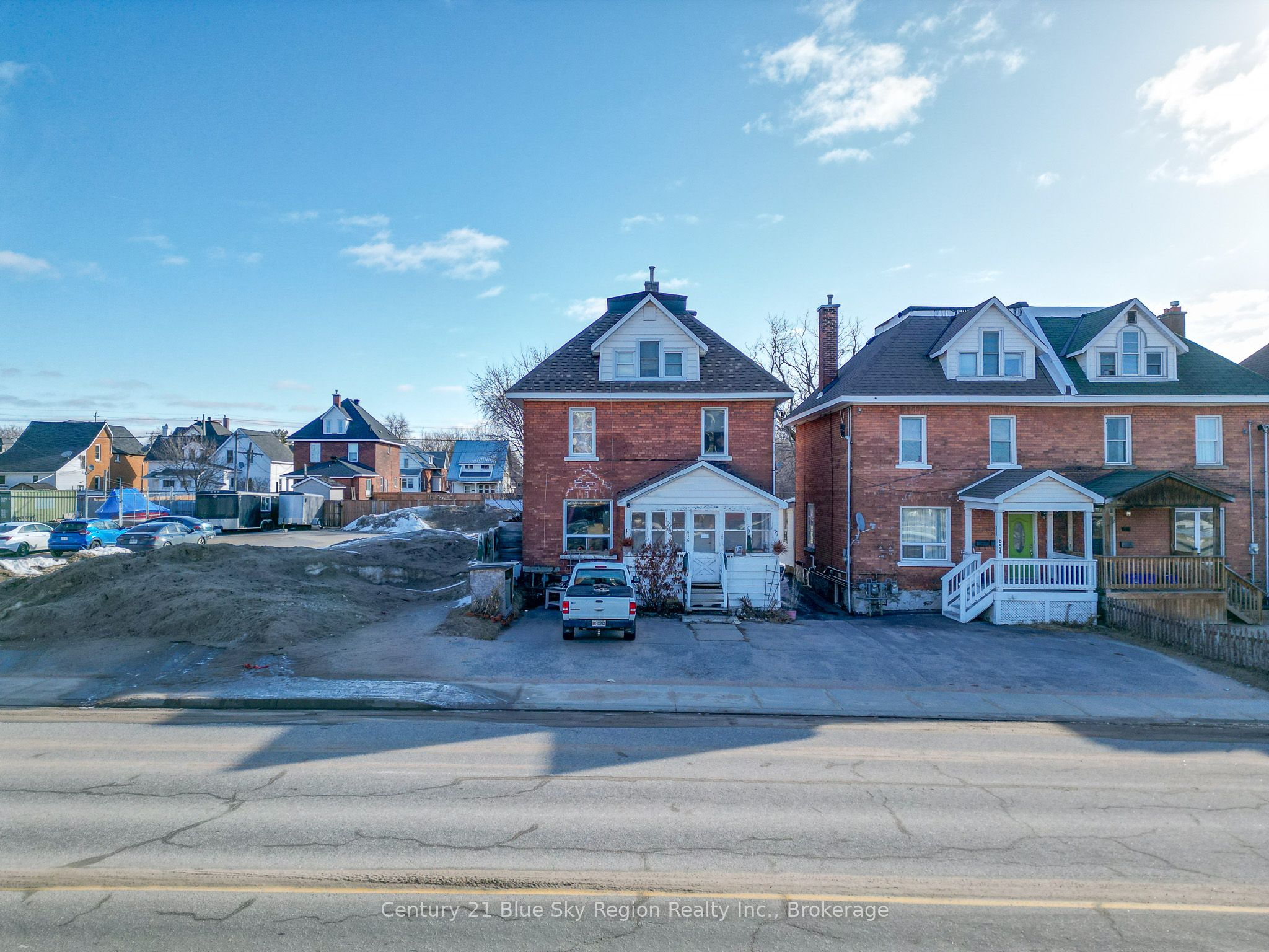 646 Main St E Property Photo 2