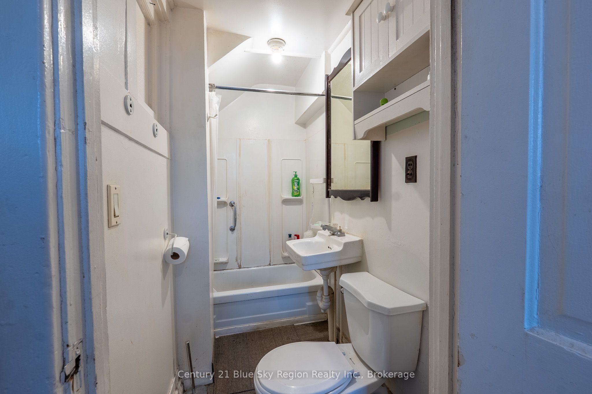646 Main St E Property Photo 28