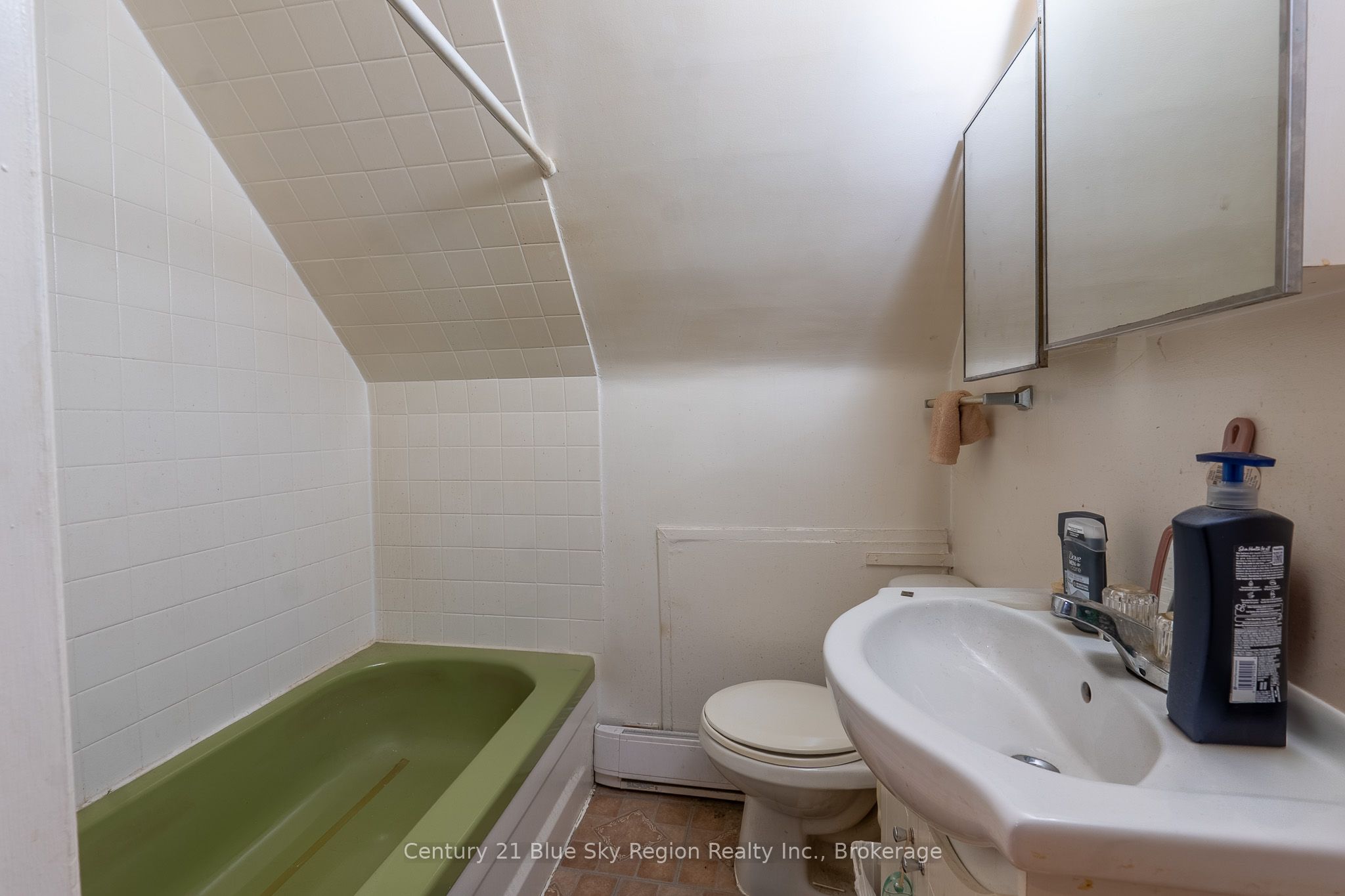 646 Main St E Property Photo 39