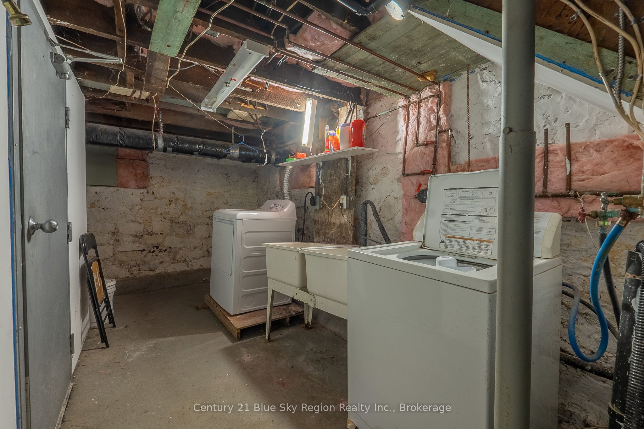 646 Main St E Property Photo 40