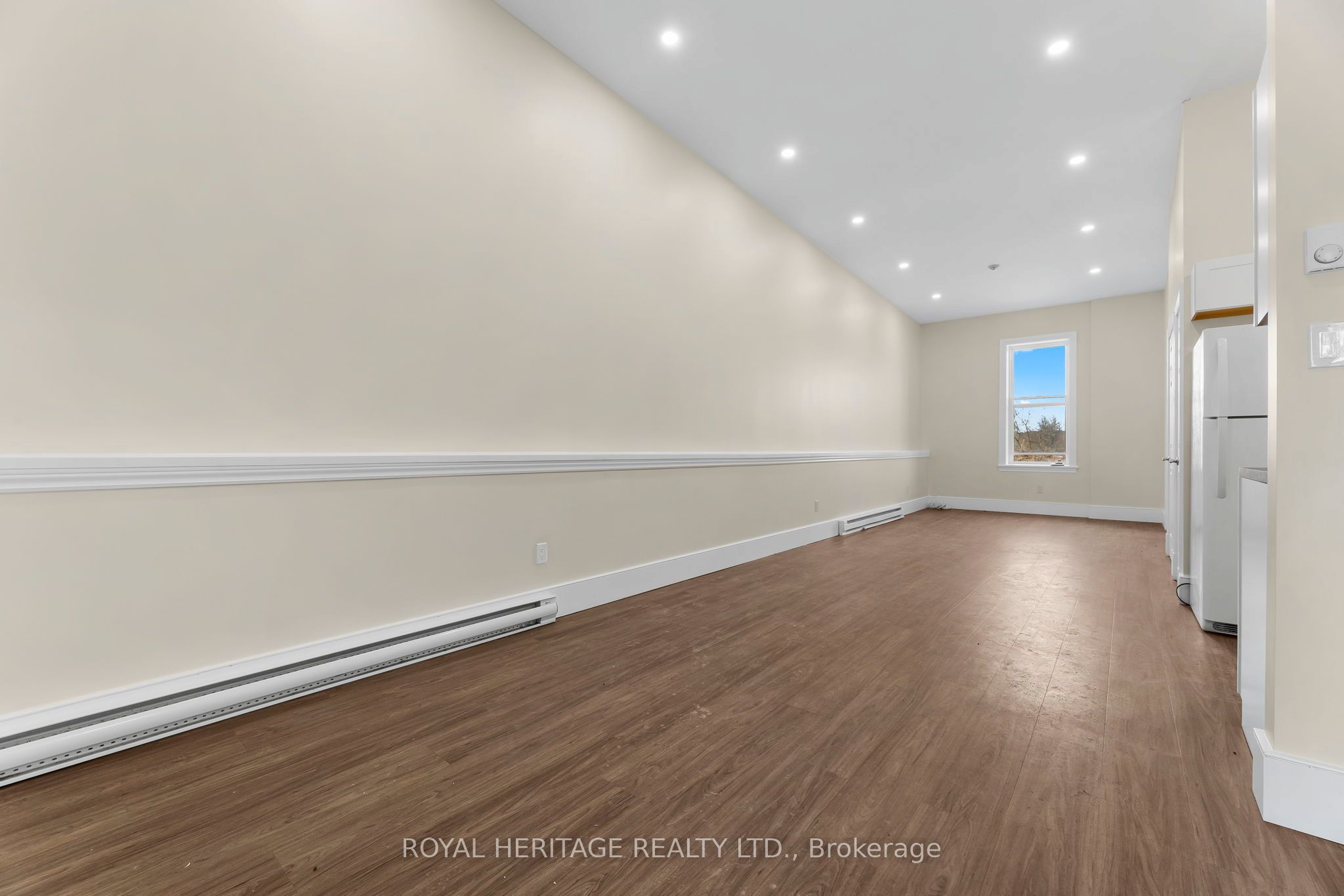 32 King St W Property Photo 24