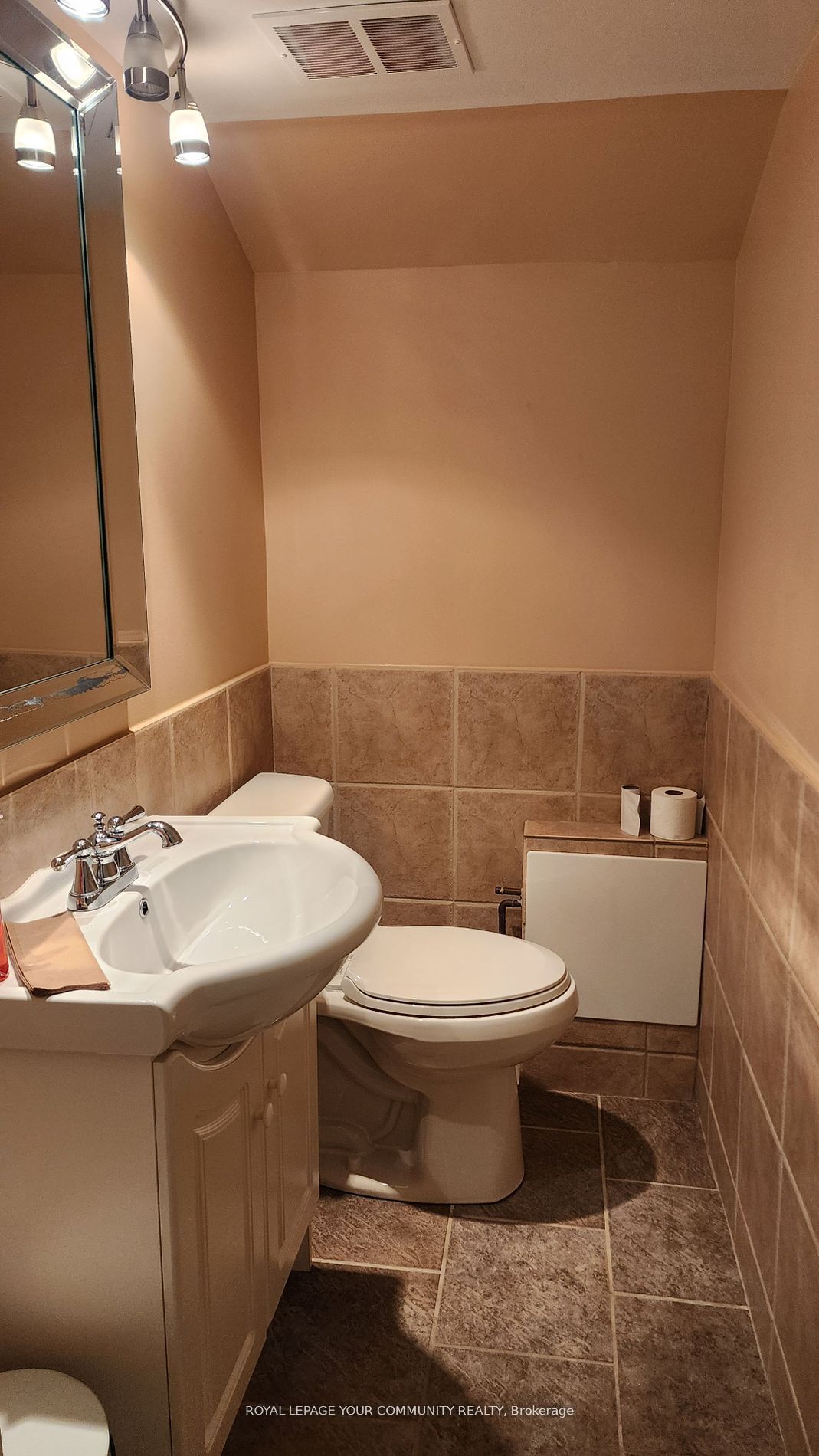 114 Simcoe Street Property Photo 10