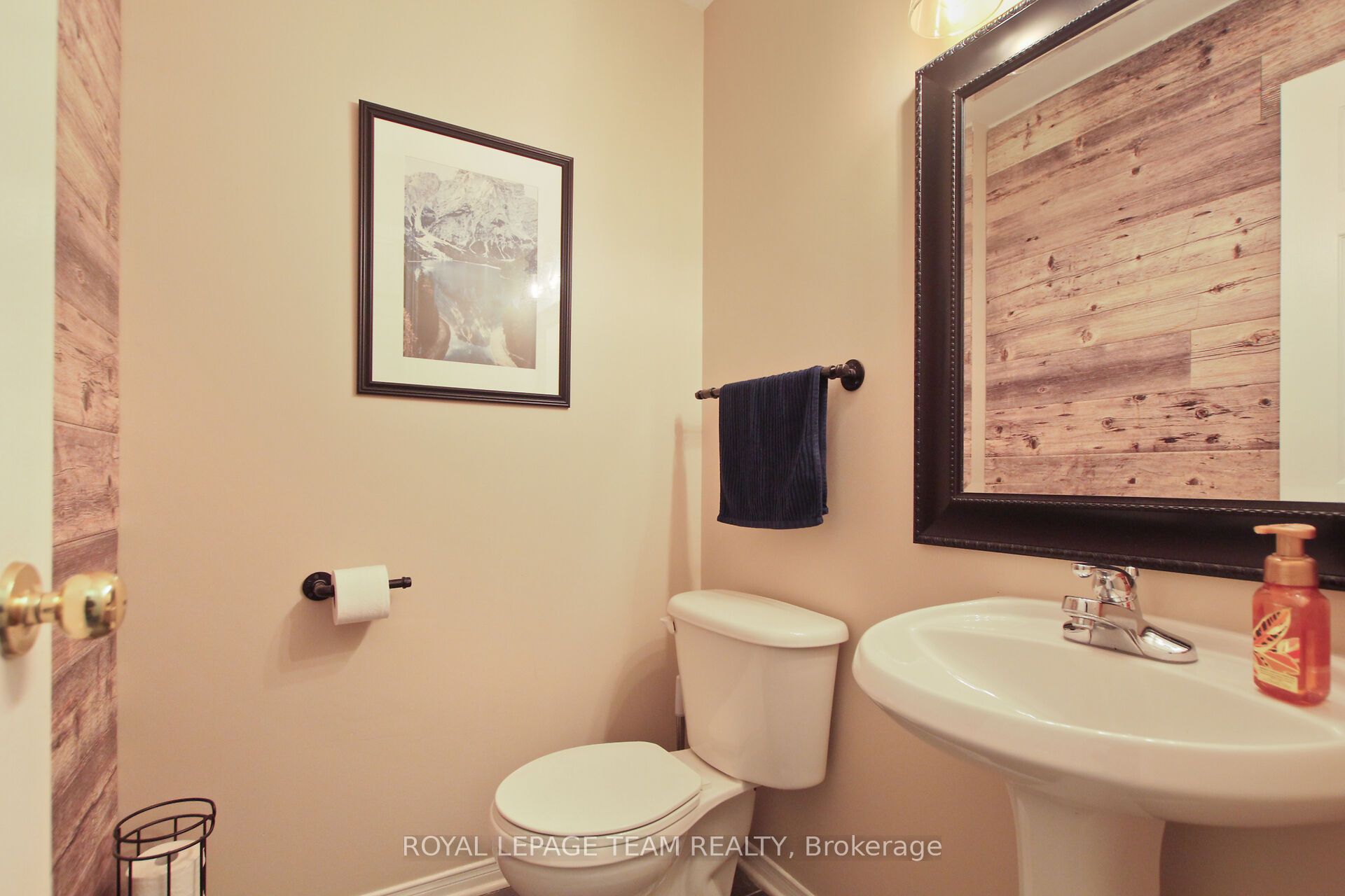 2091 Hiboux Street E Property Photo 4