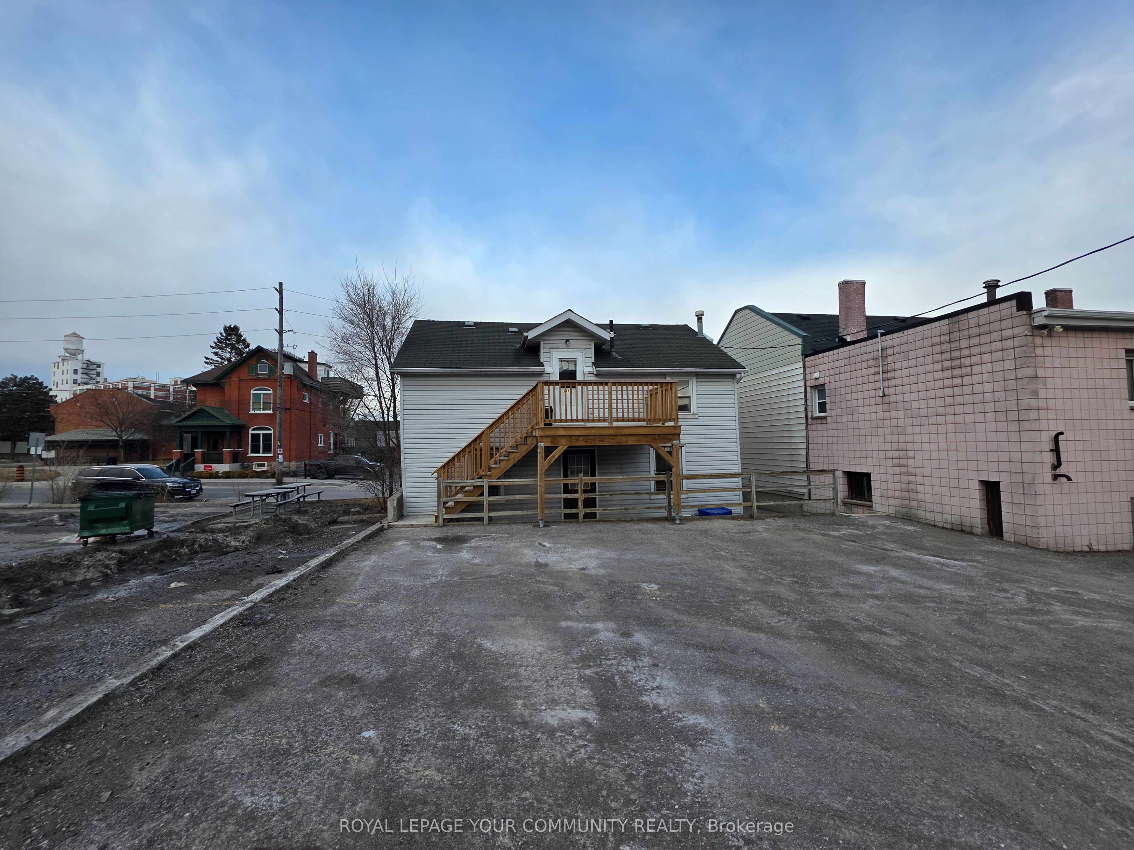 381 Queen Street Property Photo 2