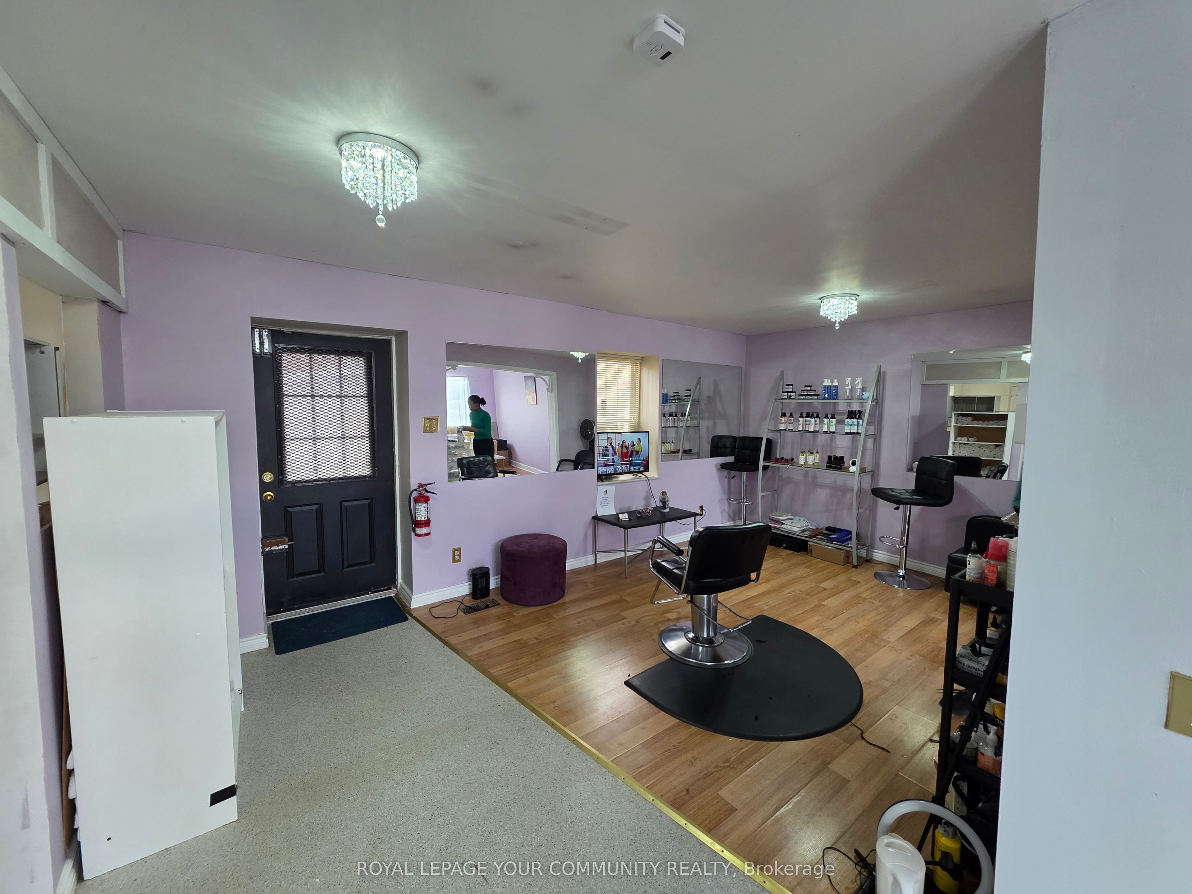381 Queen Street Property Photo 4