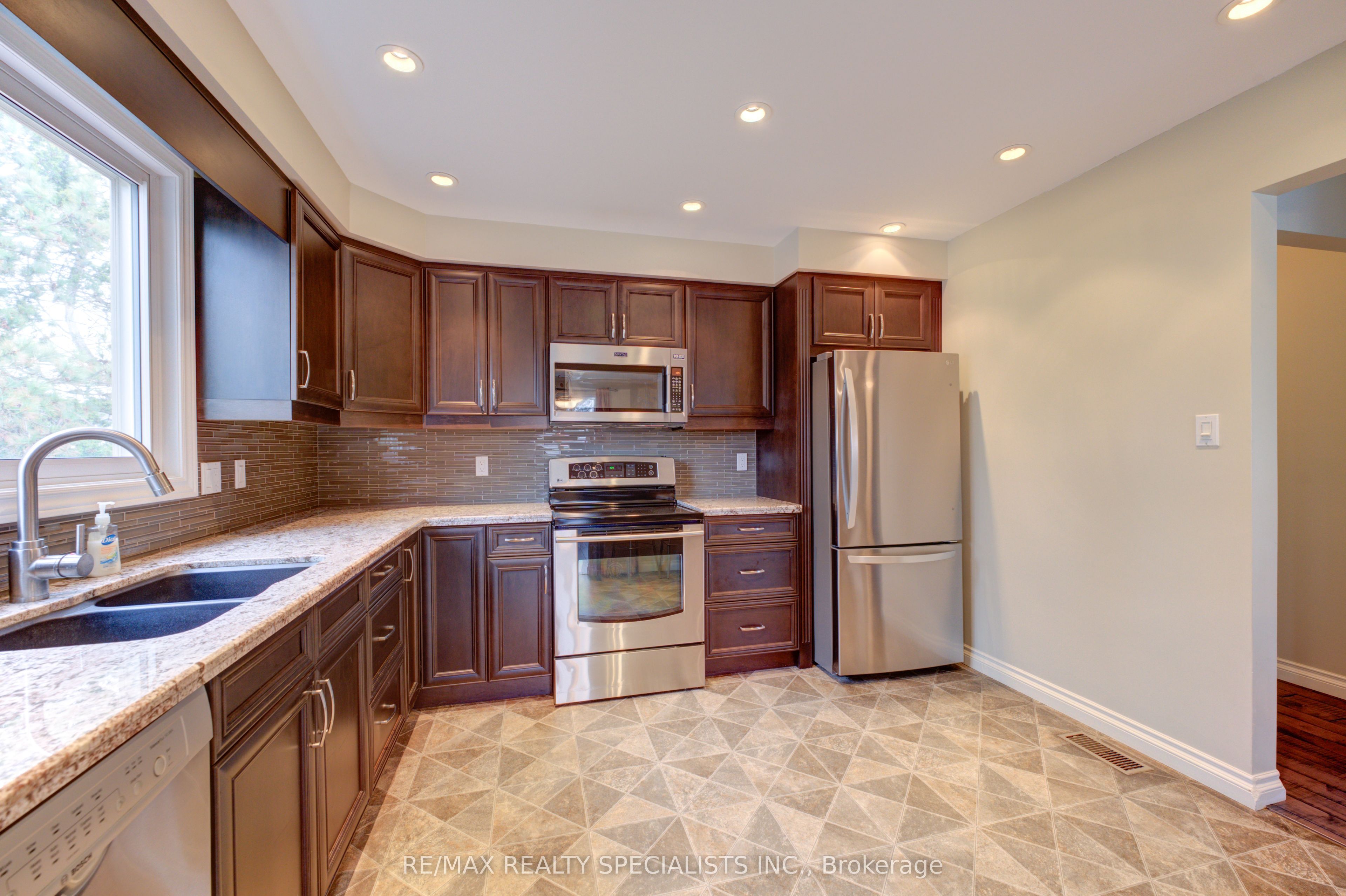 68 Oriole Pkwy Property Photo 24