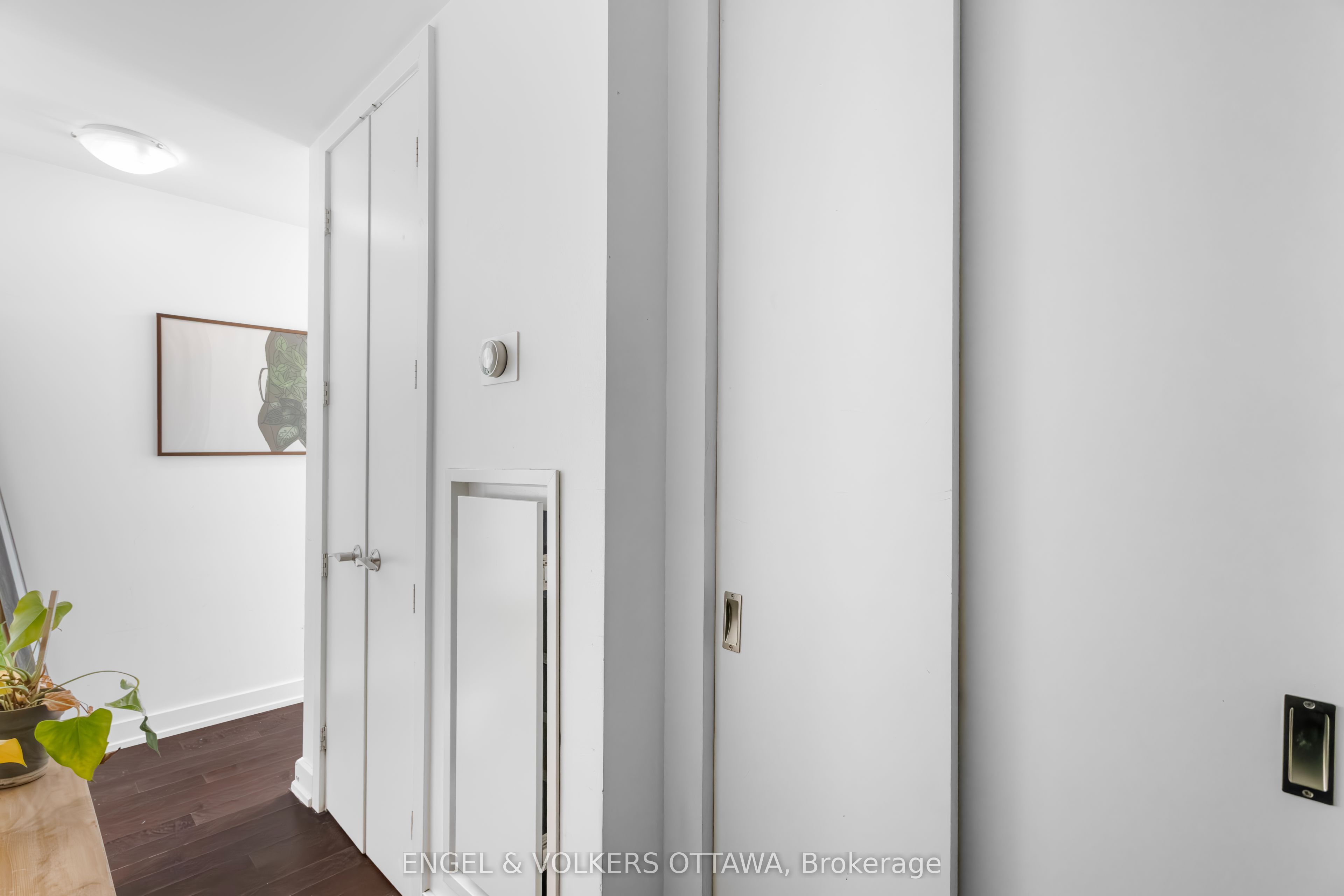 111 Champagne Avenue S 807 Property Photo 16